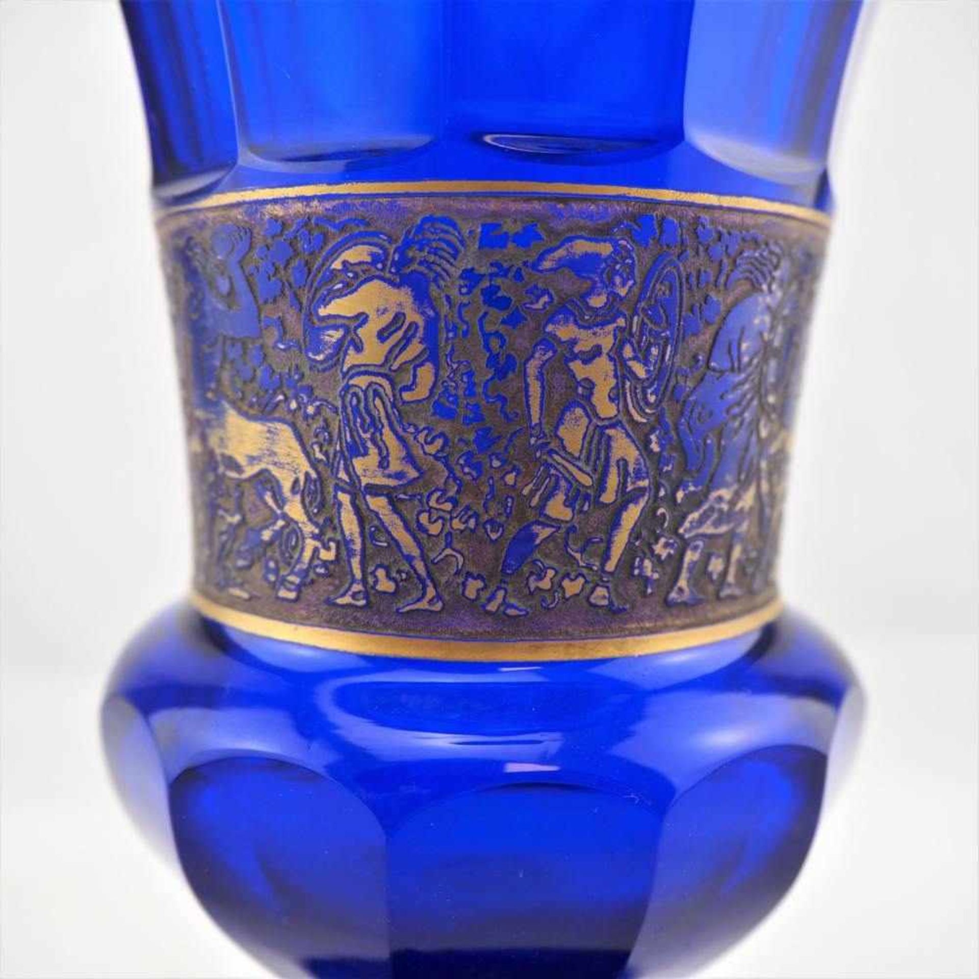 Große Vase, Moser KarlsbadIndigofarbenes Glas, kuppen förmig gearbeitet und in Facetten geschliffen. - Image 3 of 6