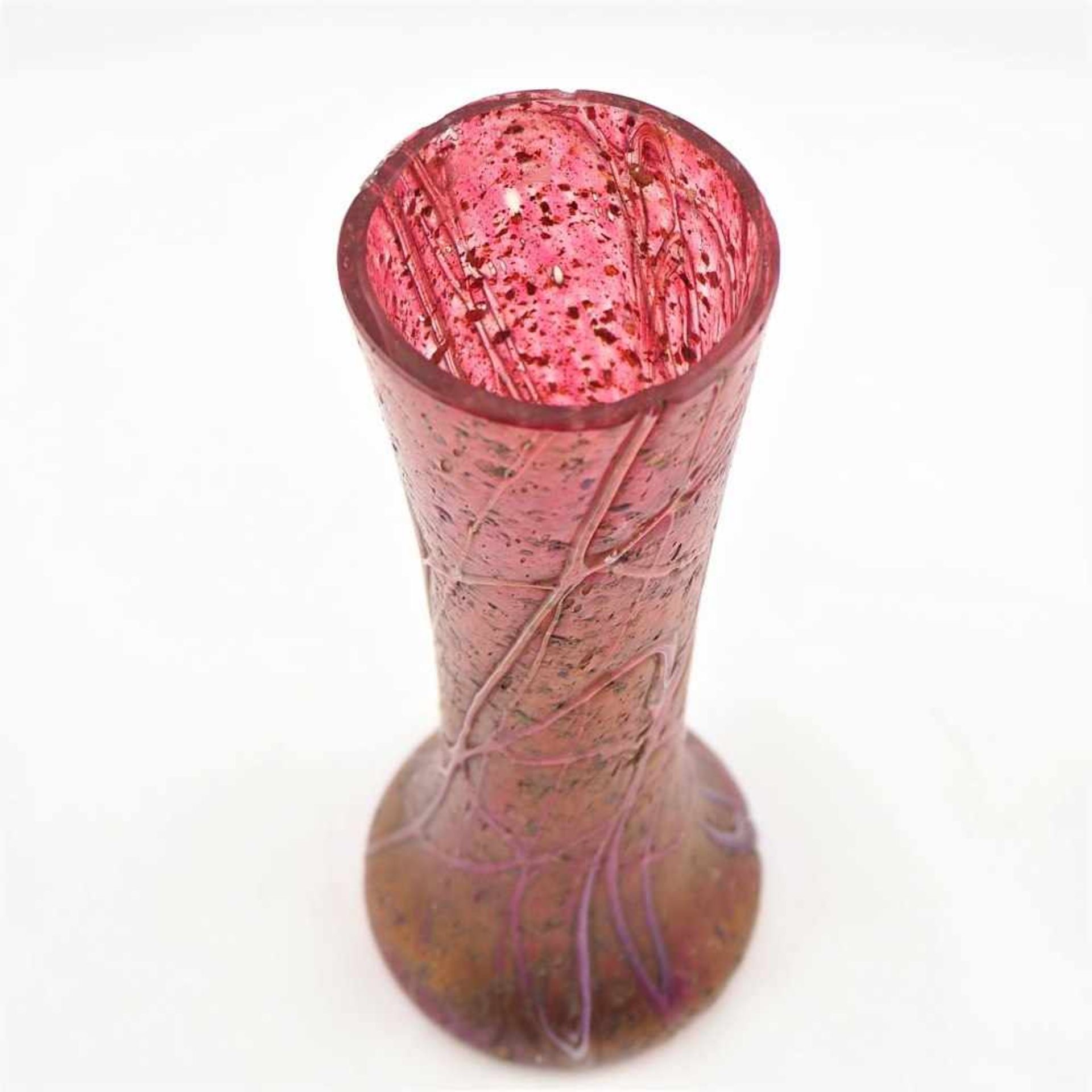 Vase, Loetz 20er JahreRötliches Glas, mit knorriger Struktur und helleren Einarbeitungen. Breiter - Image 2 of 2