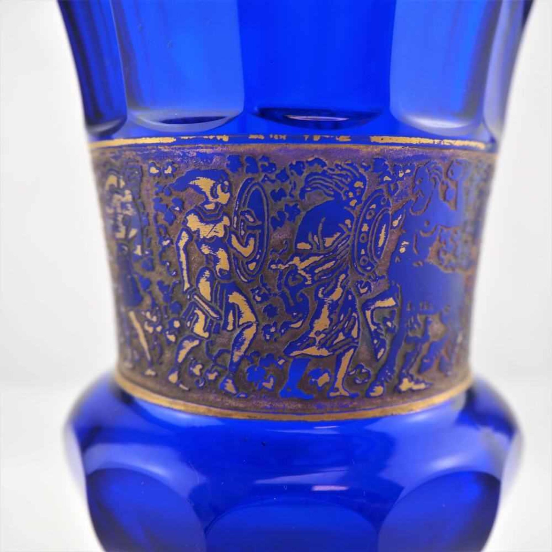 Große Vase, Moser KarlsbadIndigofarbenes Glas, kuppen förmig gearbeitet und in Facetten geschliffen. - Image 4 of 6