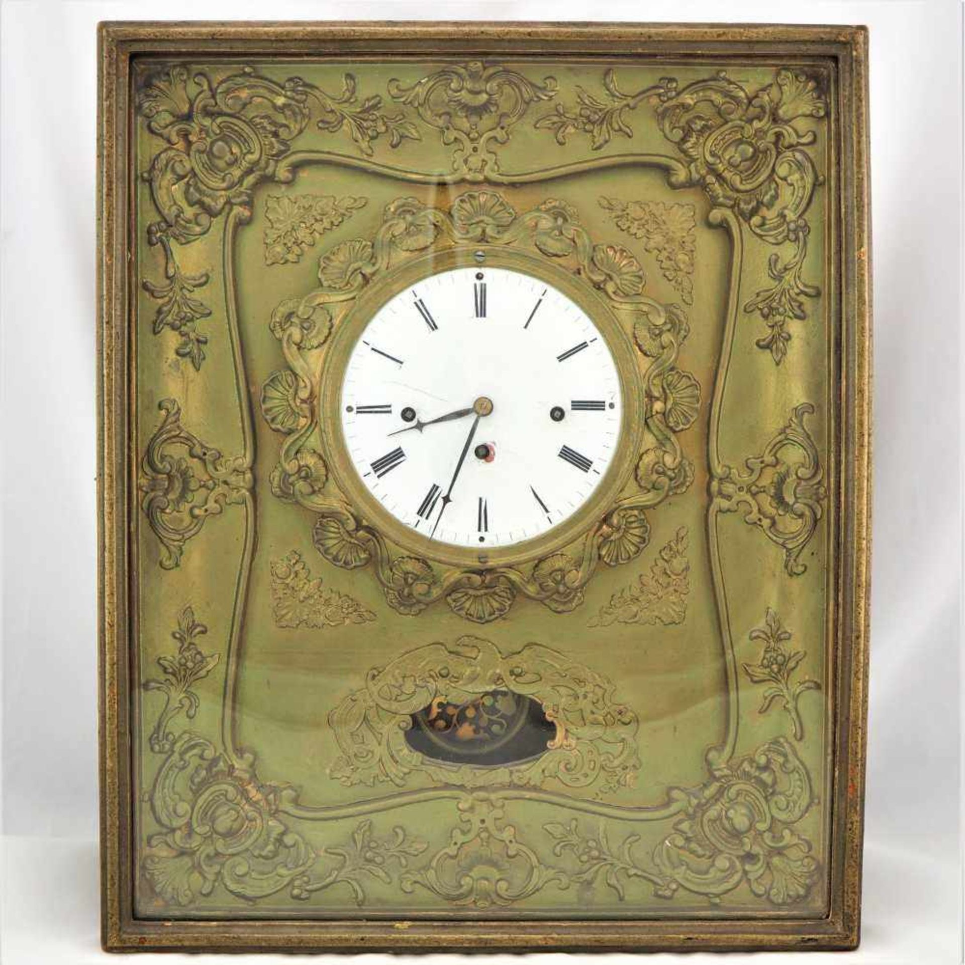 Wiener Rahmenuhr, um 1830Goldfarbener Uhrenkasten mit reichlicher Verzierung. Werk mit Wiener 4/4