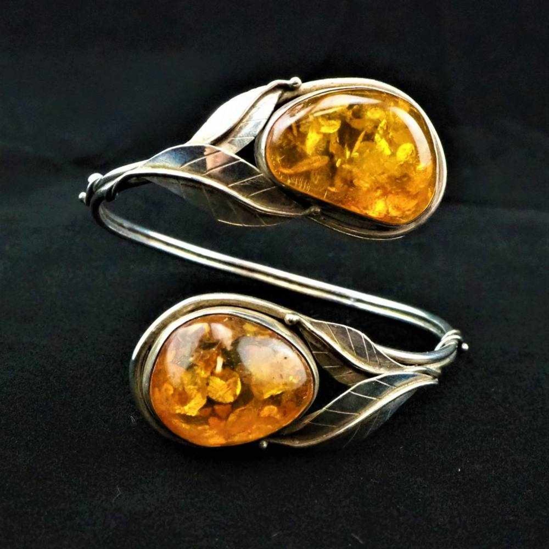 Silber Armreif mit BernsteinGewicht: 28,13gSilver bangle with amberWeight: 28.13g- - -21.01 %