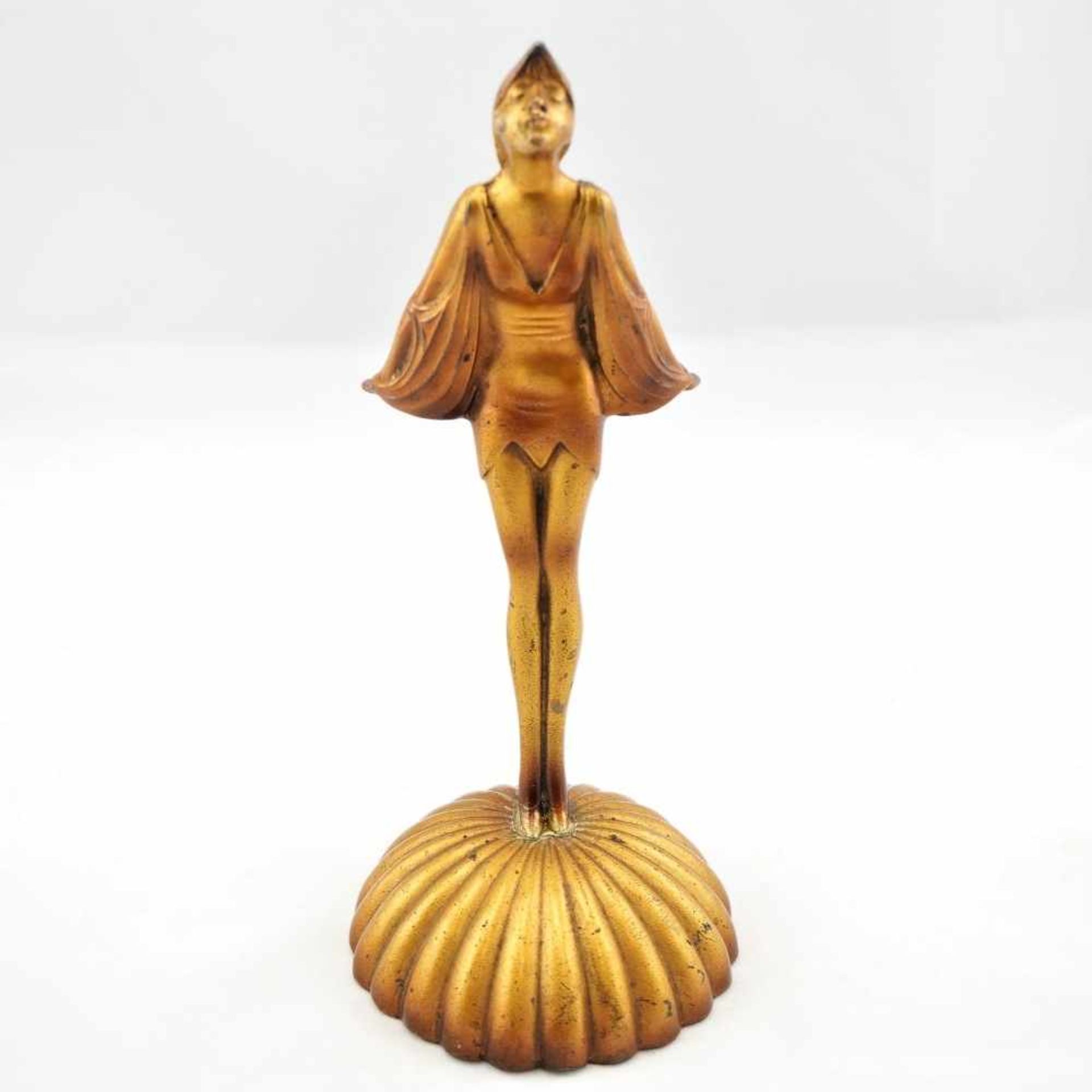 Kleine Art Deco Figur, 20er JahreKleine Frauenfigur in Zinn, golden patiniert. Etwas nach vorne