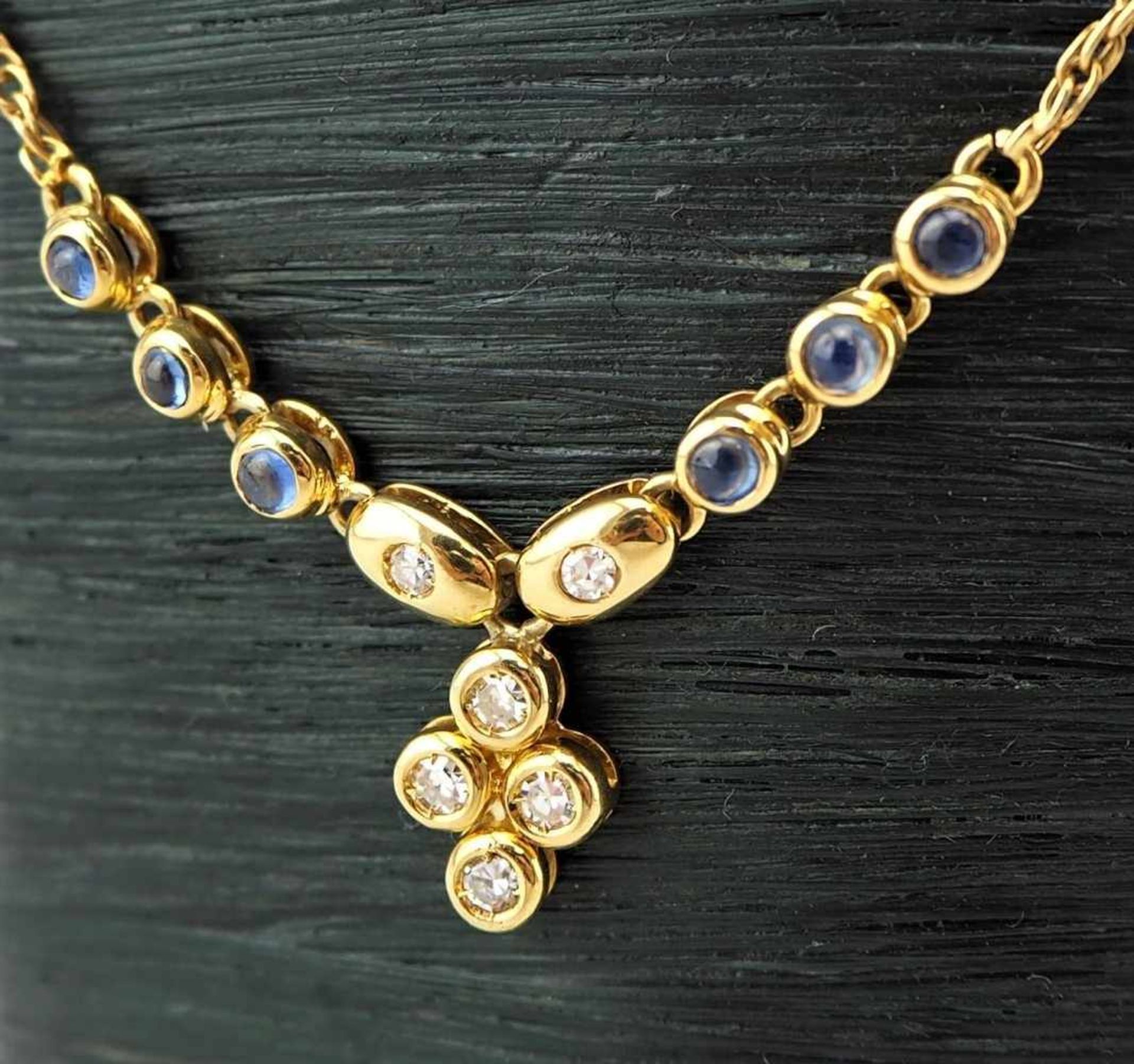 Collier aus 18 kt Gelbgold mit Brillanten und Saphiren6 Saphire (Cabochon), 6 Brillanten ges. ca. - Bild 2 aus 2