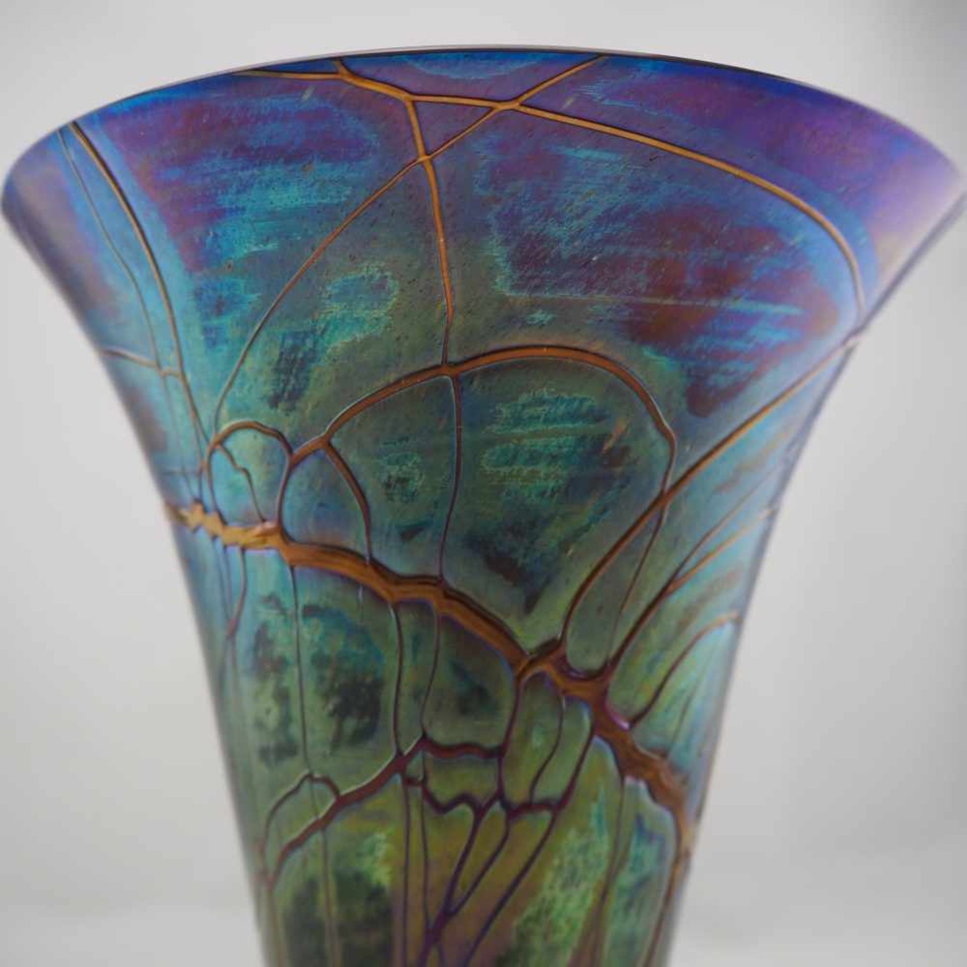 Große Vase, blau irrisierendBraunes Glas, dickwandig mit stark irrisierendem Überfang. Blau- - Image 2 of 4