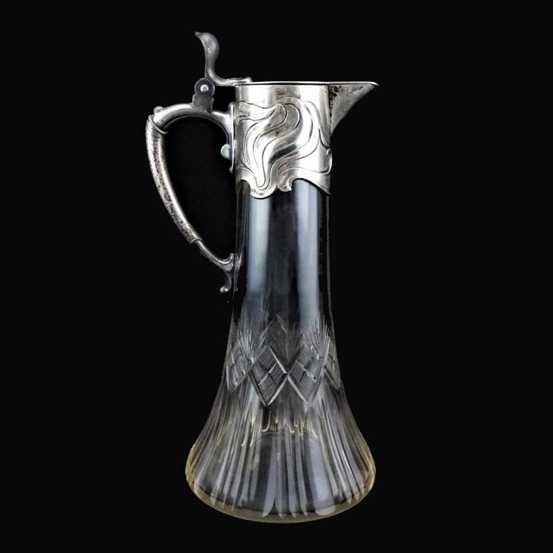 Karaffe, um 1900Glas aufwendig geschliffen. Mit Metall-Montur versilbert, oxidiert mit Abgriff