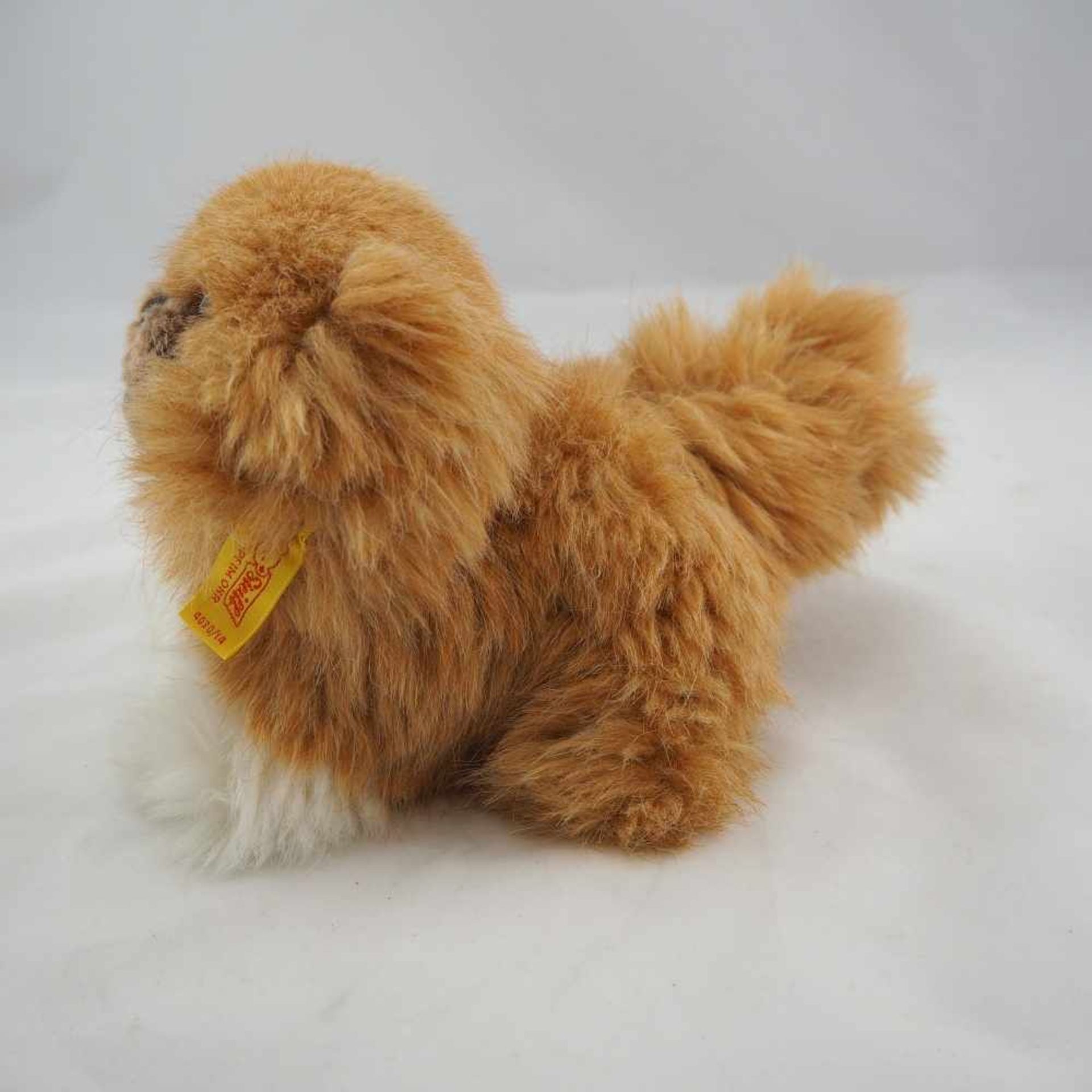 "Steiff" PekinesePekinese der Firma "Steiff", 1980-85. Gelbe Fahne mit Knopf im Ohr. L.22cm."Steiff" - Bild 2 aus 2