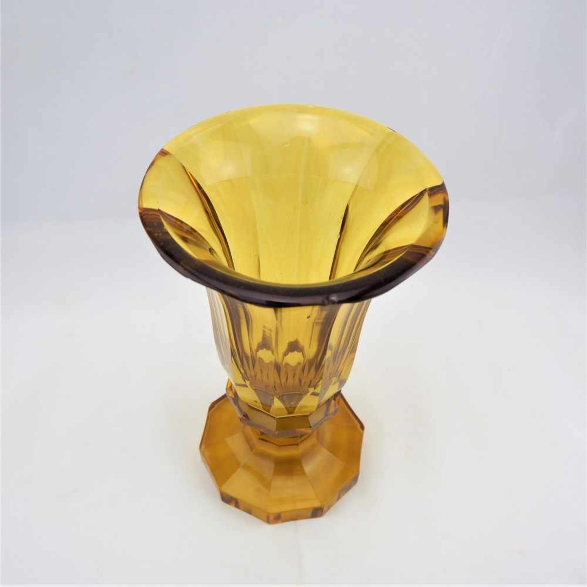 Moser Vase, 30er JahreKristallglas, bräunlich eingefärbt. Kuppaförmig gestaltet mit großem Stand - Image 2 of 2