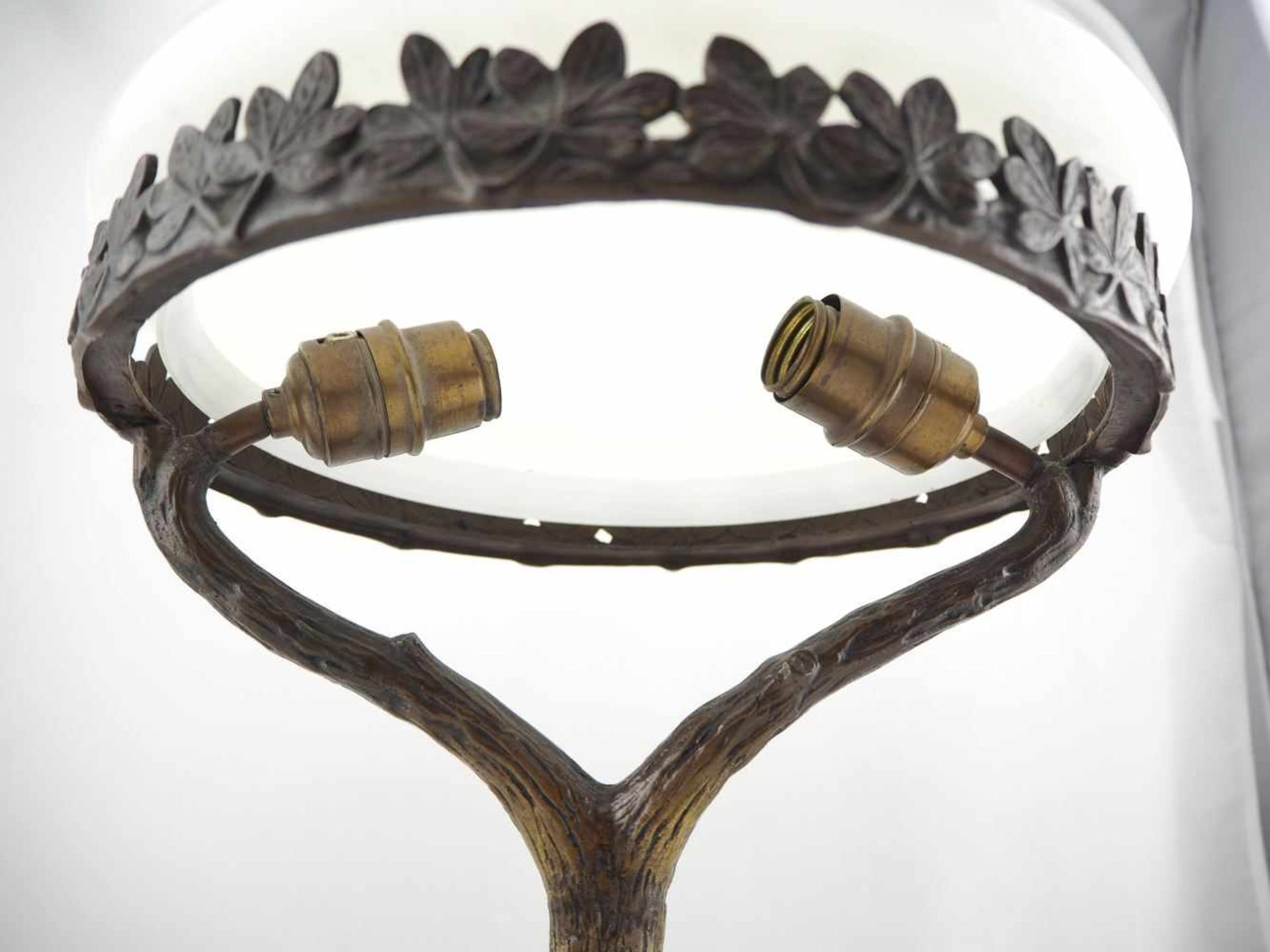 Tischlampe Bronze, Nancy um 1900Lampenfuß in Form eines Baumstammes, Schirmhalterung in Form von - Bild 3 aus 3