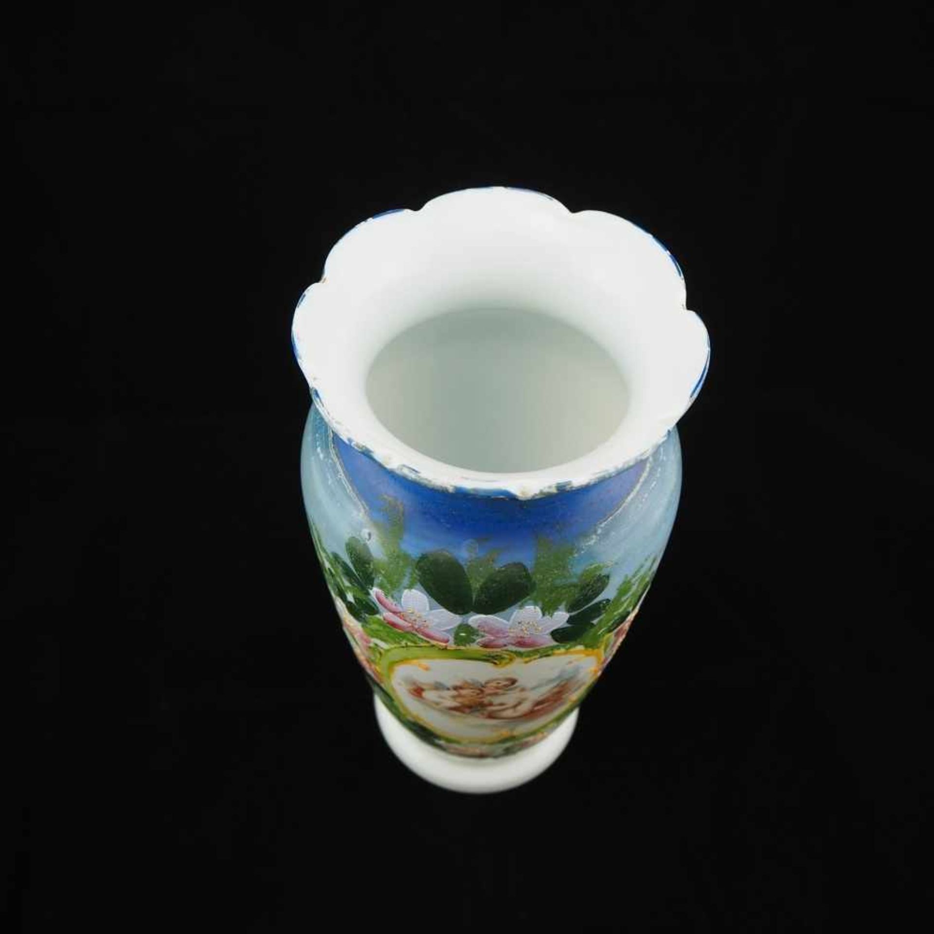 Große Vase, Biedermeier um 1820Weißes Opalglas, mundgeblasen mit Abriss am Boden. Mündung gewellt. - Image 2 of 3