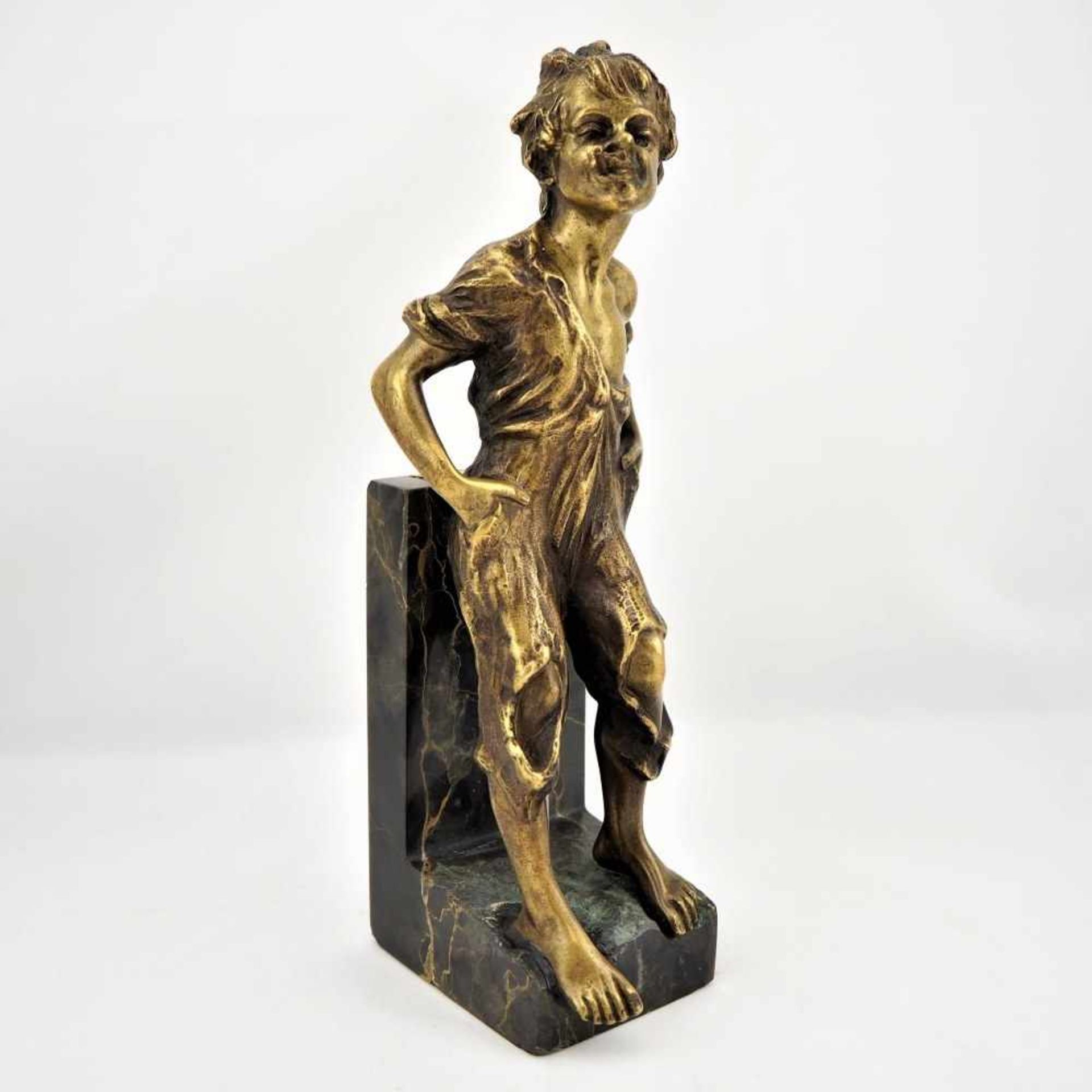 Wiener Bronze, um 1900Hochqualitative Wiener Bronze, Darstellung eines Jungen in kurzen,