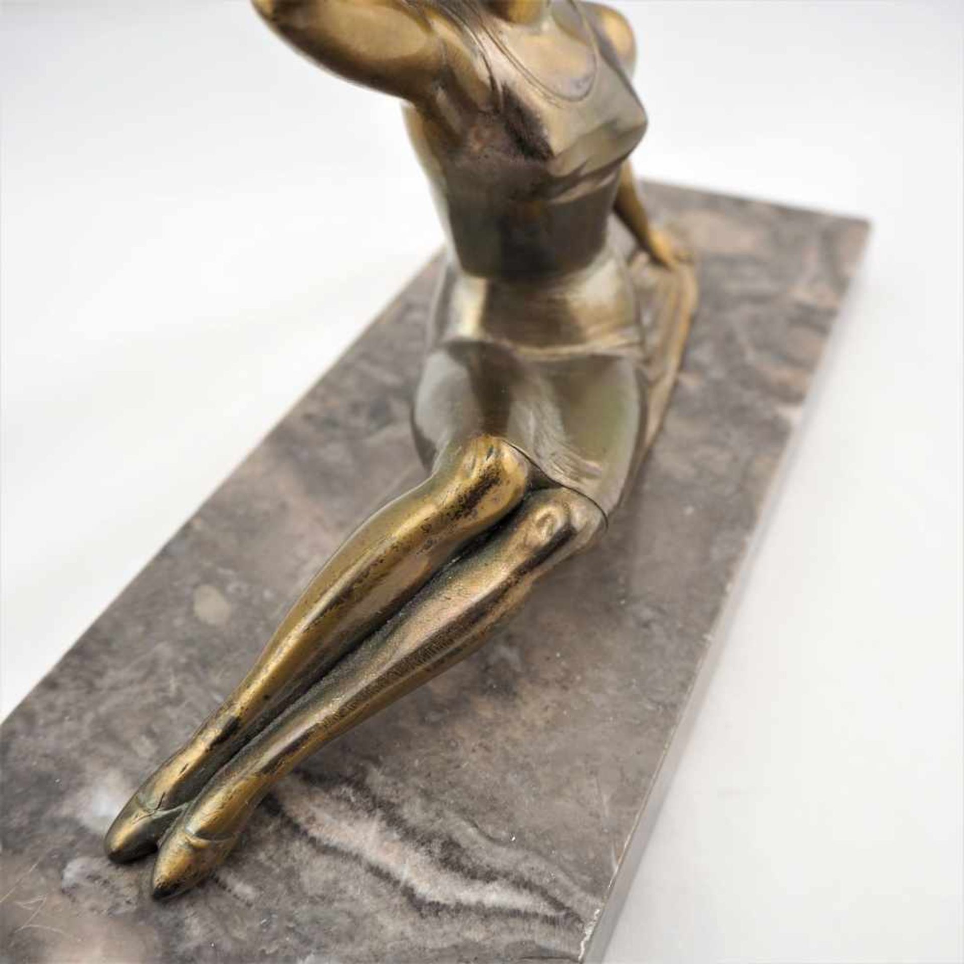 Art Deco Figur, 20er JahreSitzende Dame im langen Gewand. Rechte Hand, mit Fächer, nach oben hebend. - Image 3 of 3