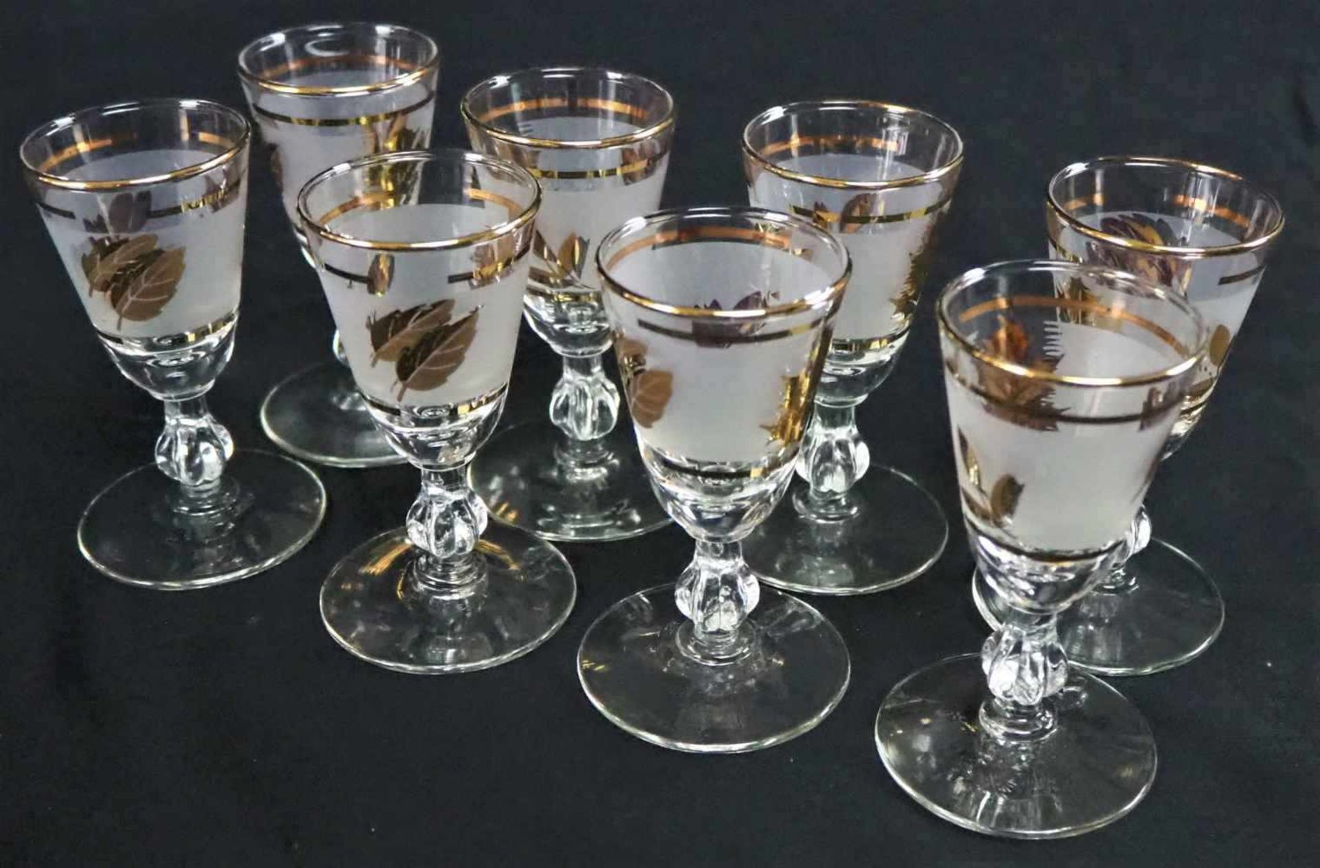 8 Likörgläser mit Golddekor8 liqueur glasses with gold decoration- - -21.01 % buyer's premium on the
