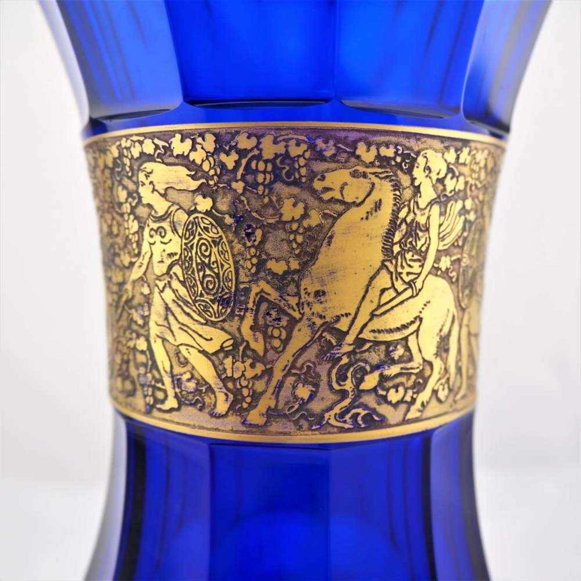 Große Vase, um 1910Ausgefallen große Vase aus dickem, enzianblauem eingefärbtem Glase. Kuppaförmig - Image 4 of 6