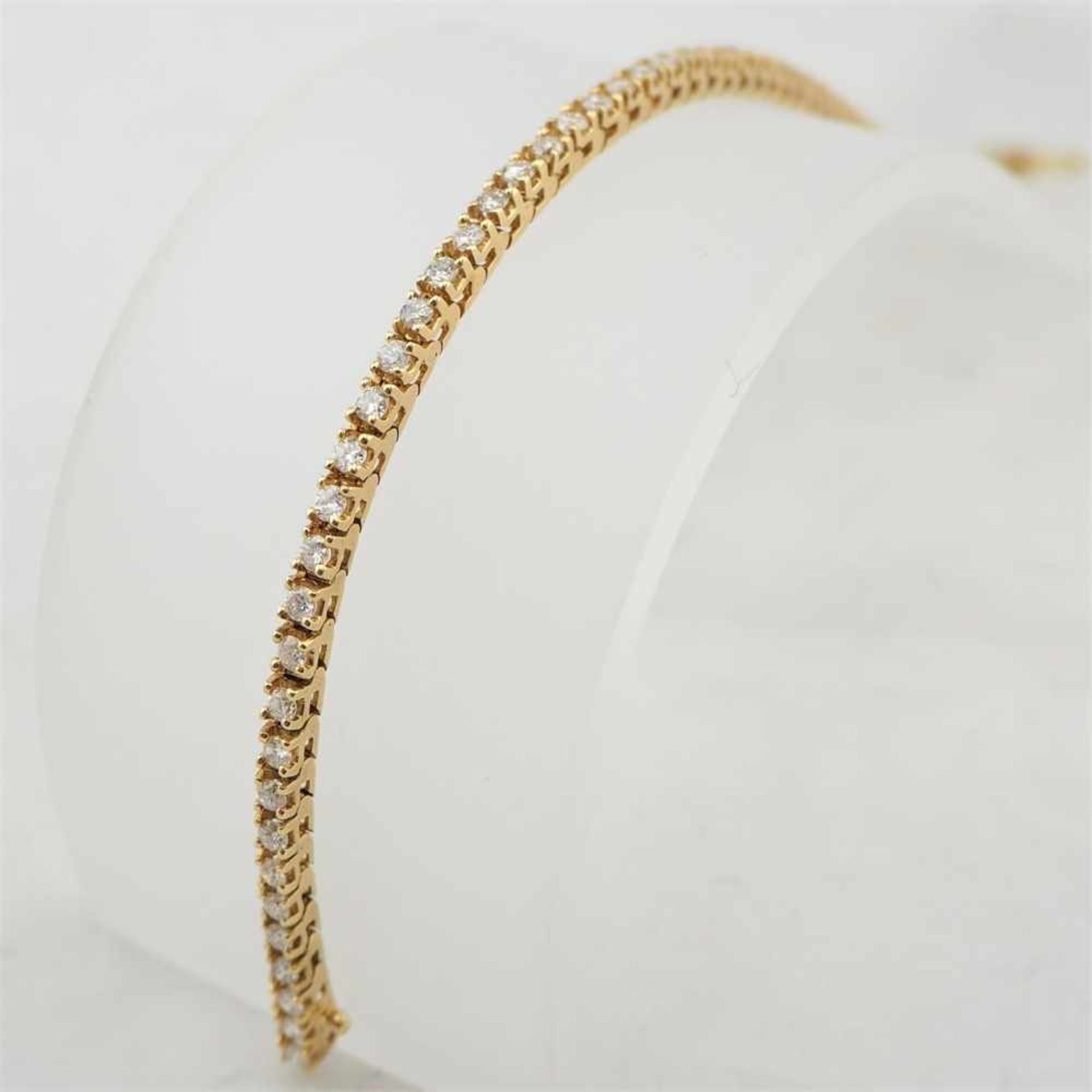 Diamanten Tennisarmband aus 14 kt Gold, 61 Brillanten ges. ca. 2,5 ct (SI)Länge: 18cm, 585er