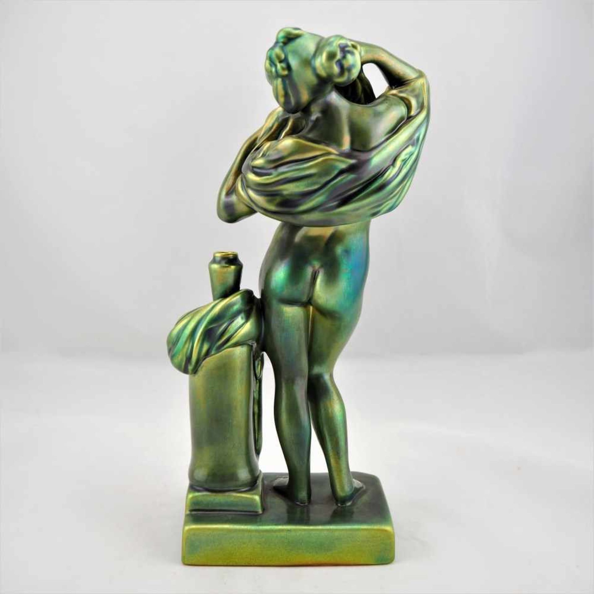 Porzellan Figur, wohl 50er JahreMit grün irisierender Glasur. Bodenmarke "Zsolnay". Wohl 1950er - Bild 2 aus 3