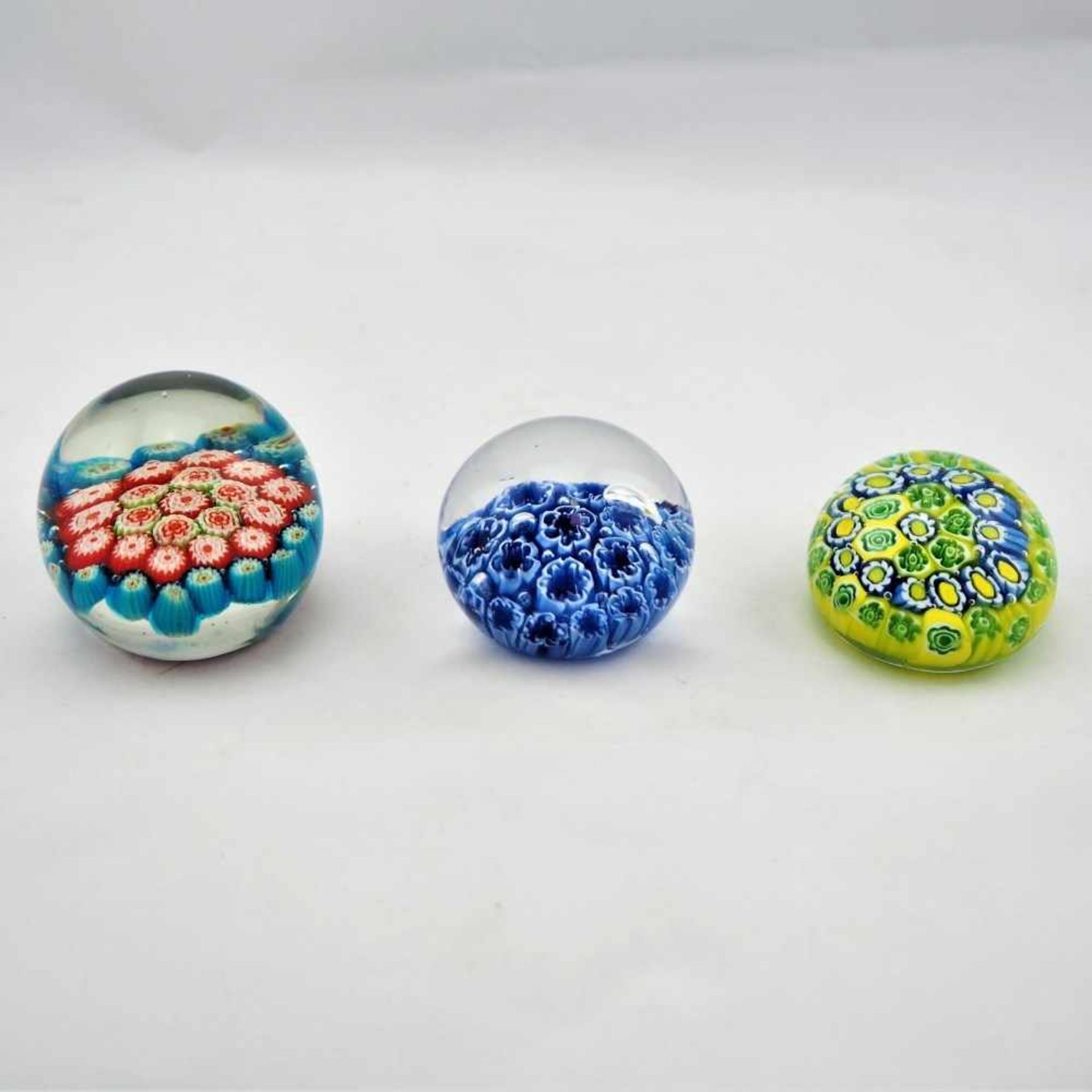 Drei Paperweights, mit MillefioriFarbloses, transparentes, Glas. Plangeschliffener Stand in