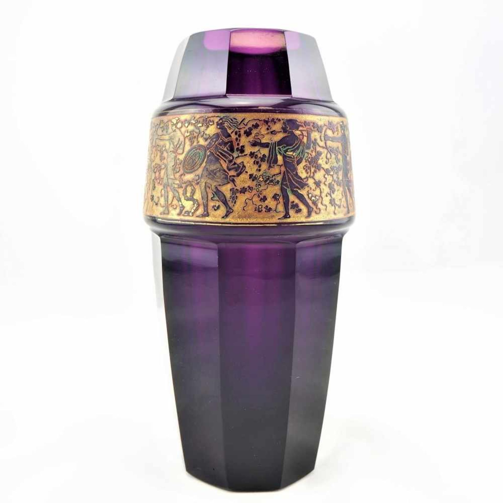 Große Vase, Moser um 1910Dunkles, violettes, Glas. Dickwandig mit Facettenschliff. Geätzter, breiter