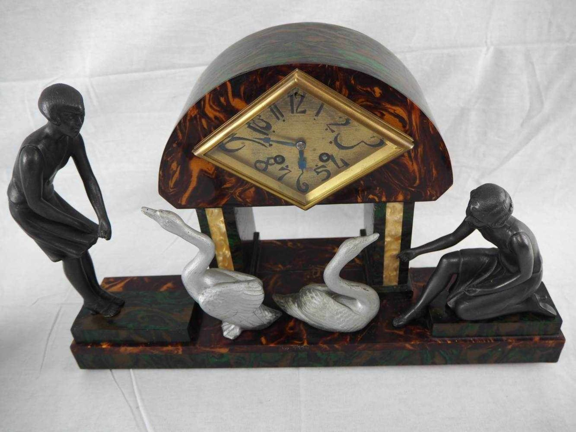 Französische Art Deco Pendule um 1920mit Beistellern, Halb- und Stundenschlag auf Glocke.Gehäuse - Bild 2 aus 5
