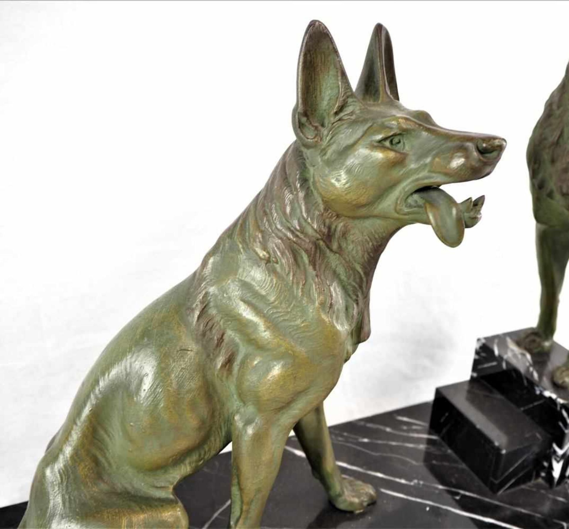 Große Art Deco Skulptur um 1920traumhafte Art Deco Skulptur zweier Schäferhunde, einer sitzend, - Bild 2 aus 4