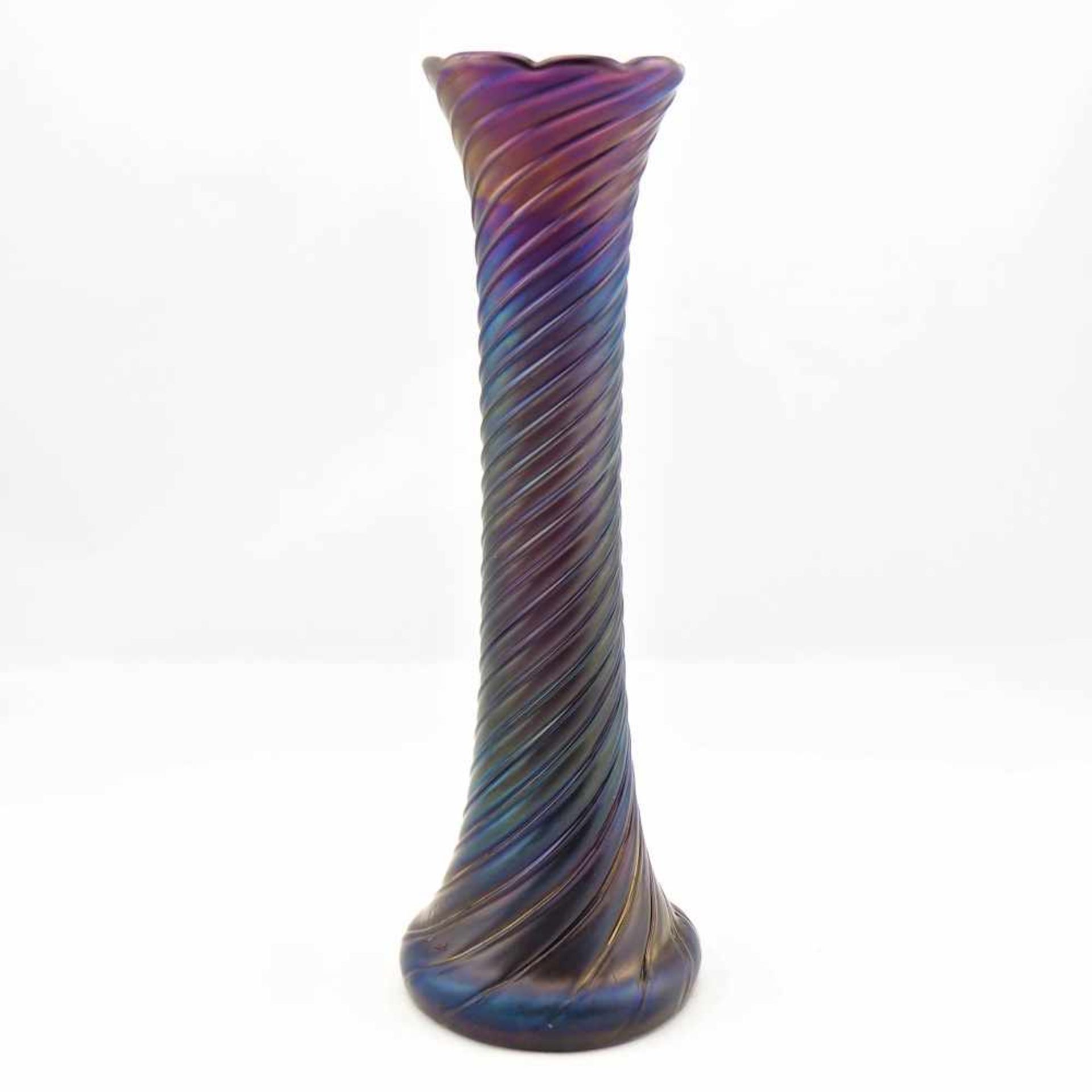 Jugendstil Vase, um 1920Glas in violet, blau und rot lüstriert. Breiter Stand konisch nach oben