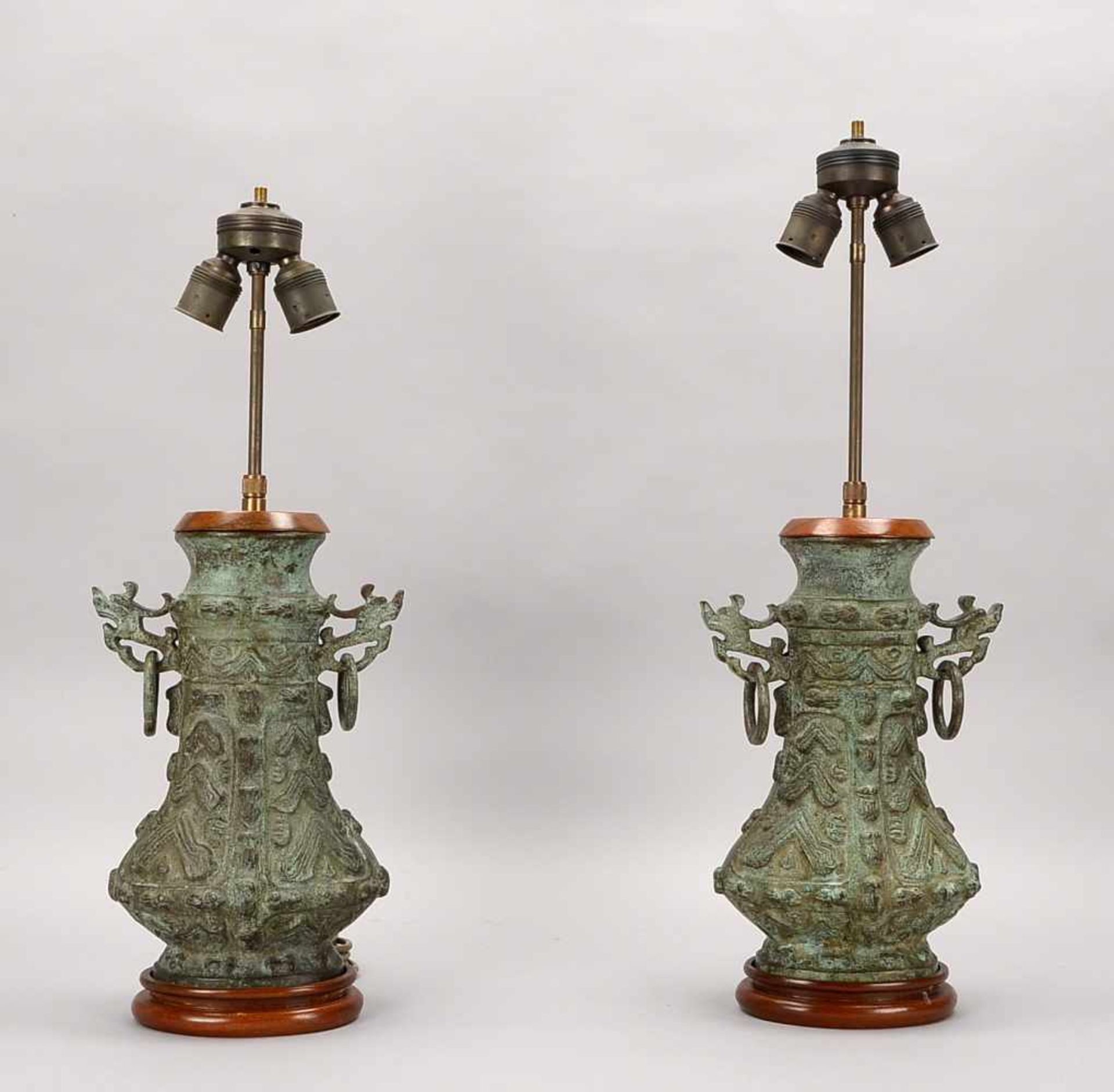 Paar Tischlampen, China, je 2-flammig/mit 2x Stoff-Schirmen, Bronze-Korpus/grün patiniert, stark - Bild 2 aus 2