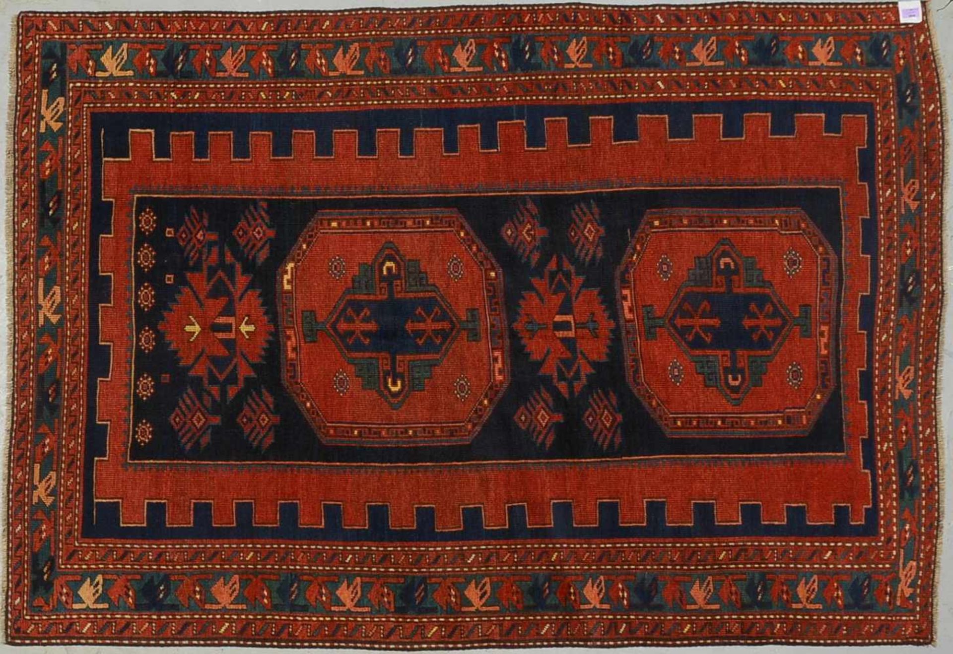 Kaukasischer Orientteppich, antik, Wolle auf Wolle geknüpft, kräftige rostrote und dunkelblaue