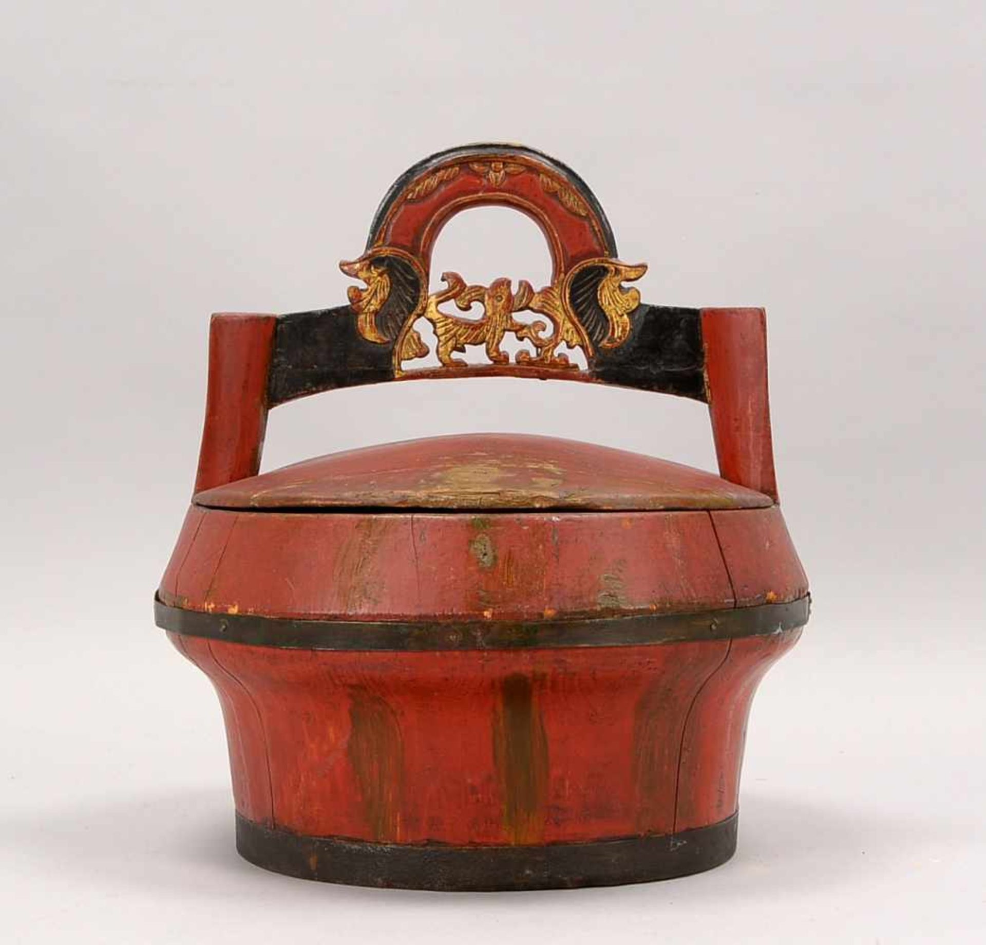 Reisbehälter, China, Holz mit Rotlack, mit Tragegriff/teilweise geschnitzt; Höhe 33 cm,