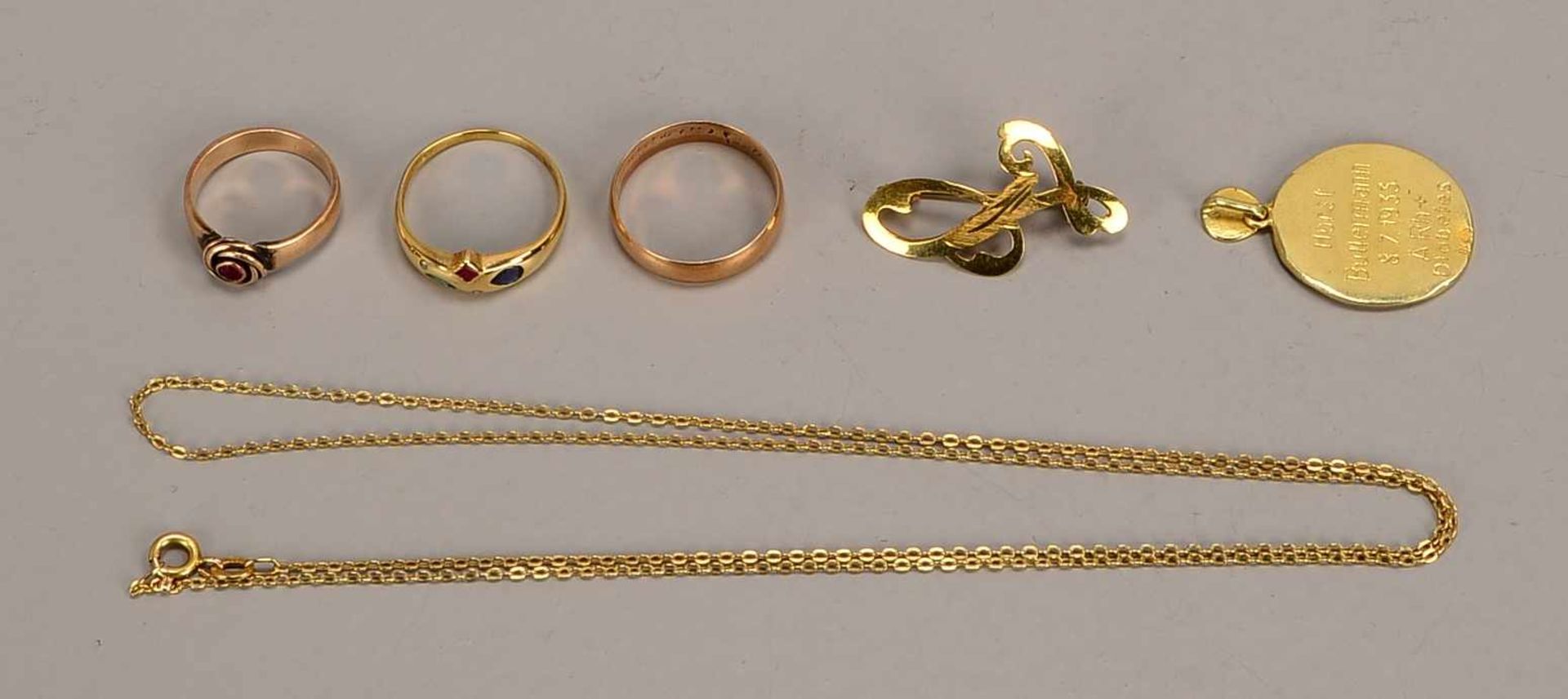 Schmuck-Lot, 585 GG, 6 Teile: 1 Anhänger, Länge 3 cm; 1 Kette, Länge 58,5 cm; 1 Brosche, Länge 3 cm;