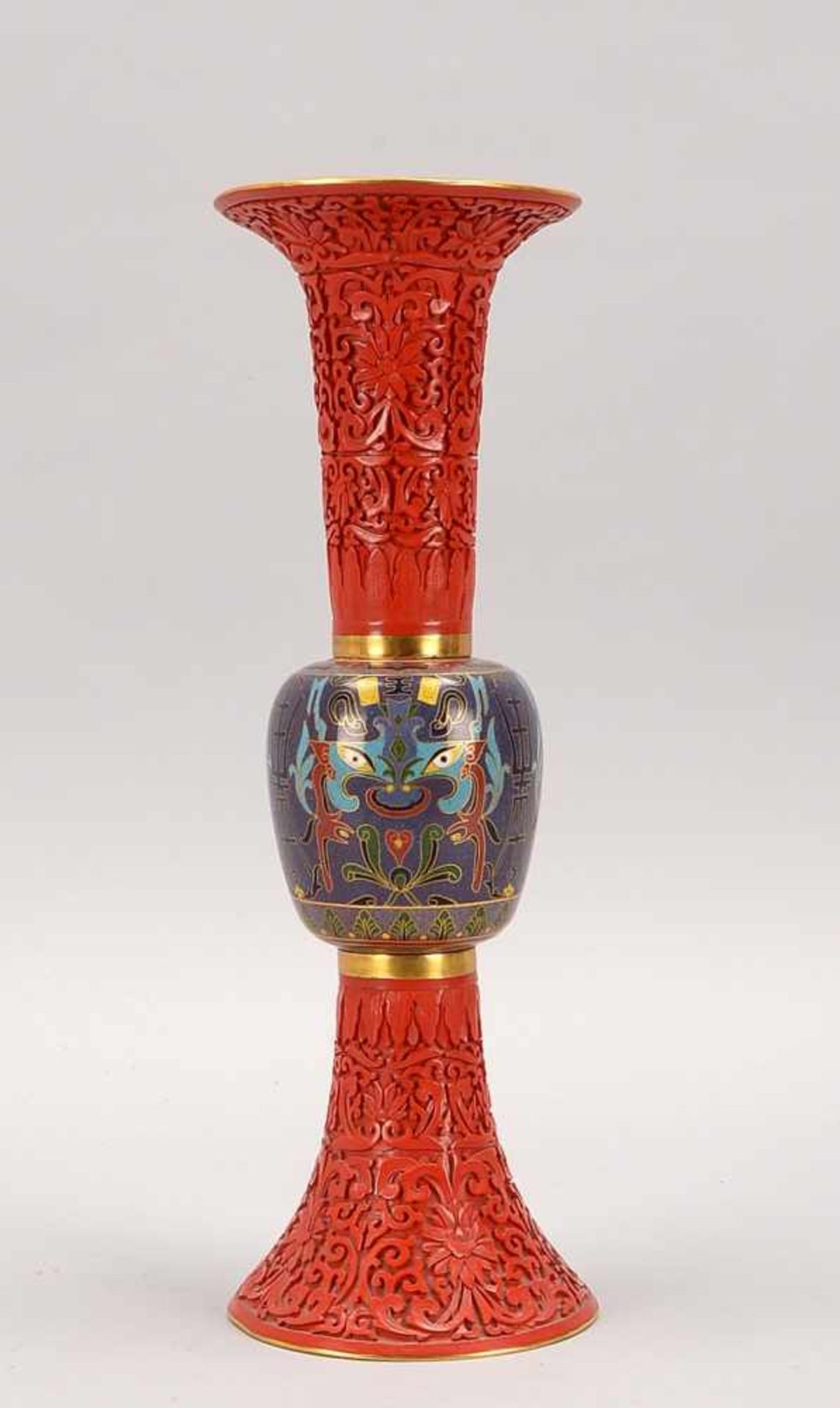 Vase, China, geschnittenes Rotlack-Dekor auf Messing-Grund, mittig Cloisonné-Nodus; Höhe 39 cm