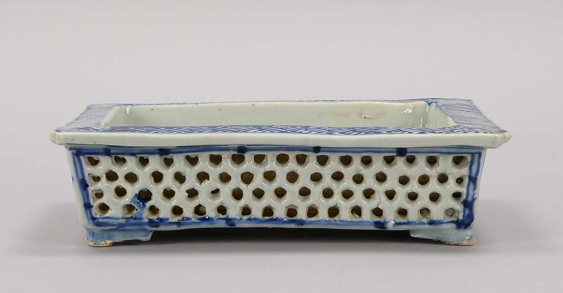 Blumentopf, China, Porzellan, 4-eckiges Gefäß mit durchbrochener Wandung, mit blauer Bemalung;