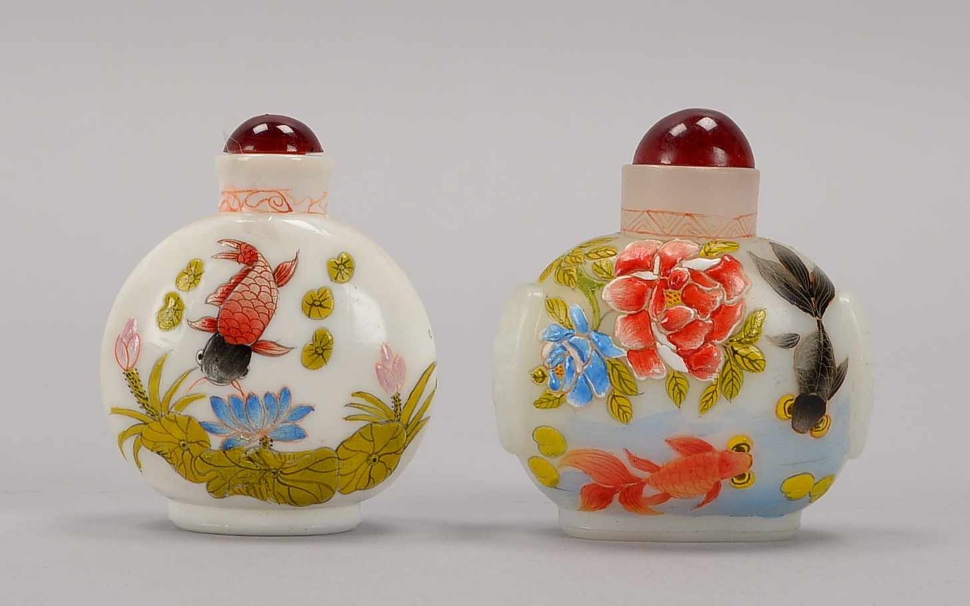 2 Snuff Bottles, Pekingglas, jeweils mit Fischmotiven; Höhe 6,8 cm