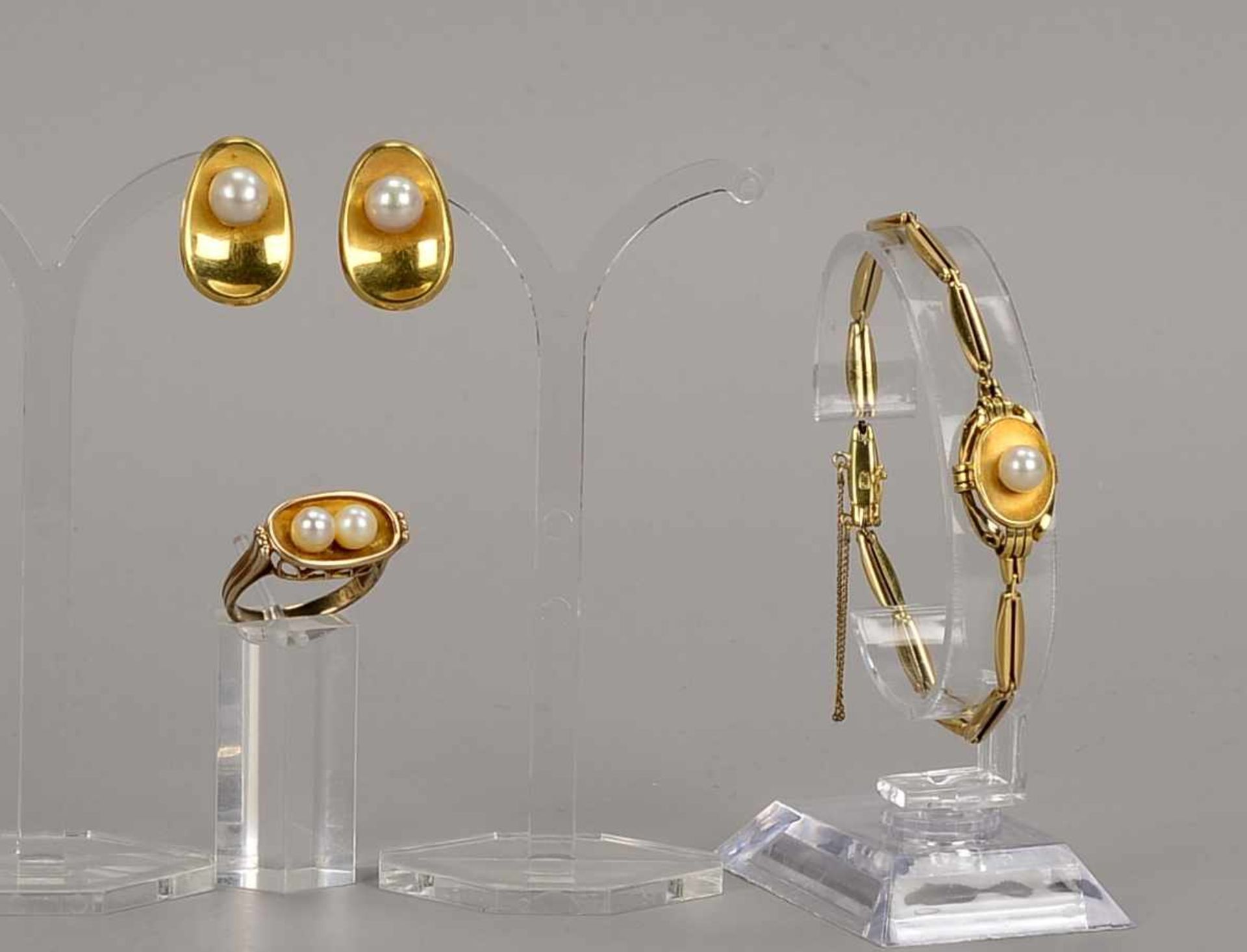 Schmuckset, 585 GG, mit Perlenbesatz: 1 Ring, RG 61; 1 Armband, mit Sicherheitskette, Länge ca. 18,5