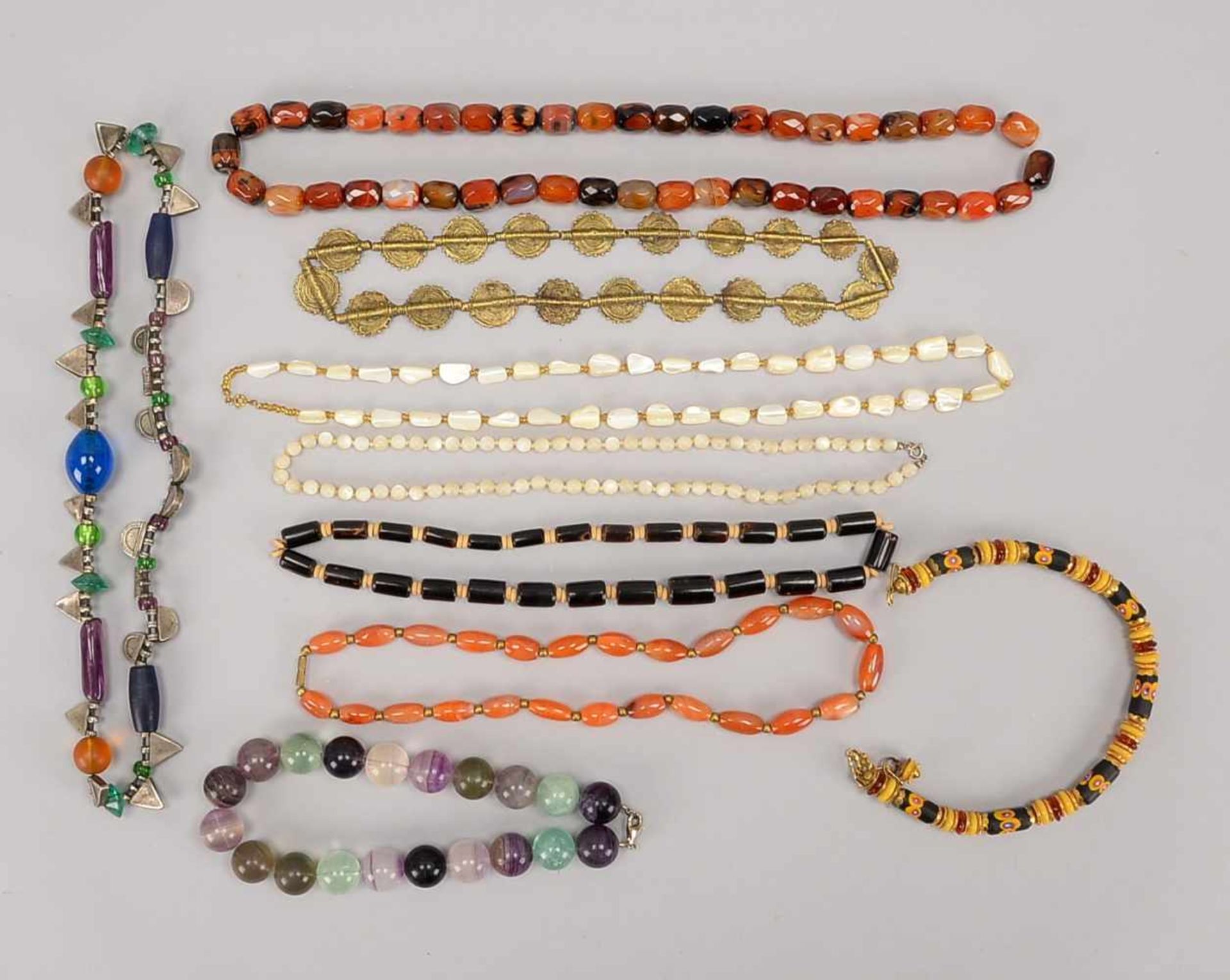 Hochwertiges Modeschmuck-Lot, 9x Halsketten, darunter: 1 Fluorit-Kette, gleichförmige Kugeln/