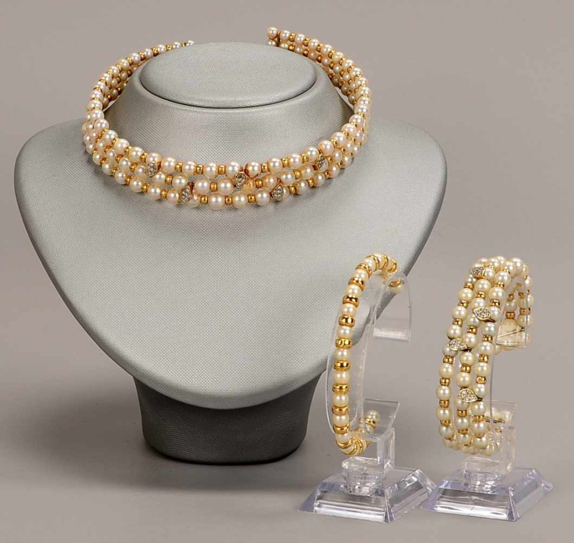 Schmuckset, Perlen und 585 GG, 3 Teile: 1 Perlen-'Collier de Chien', 3-strängig, und 1 Perlen-