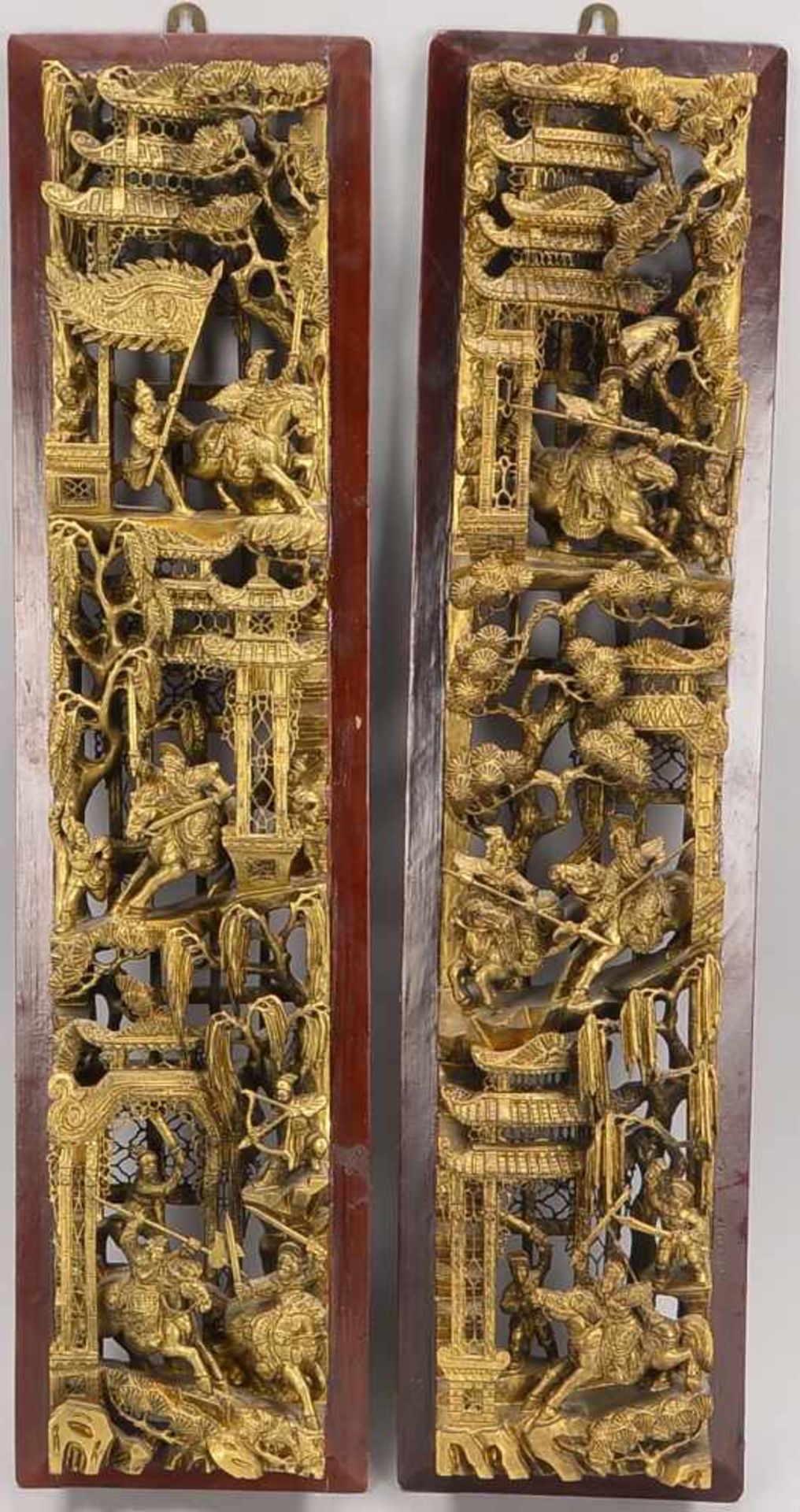 2 Wandschnitzereien, China, Holz geschnitzt und vergoldet, Motiv 'Kampfszenen auf Tempelberg';