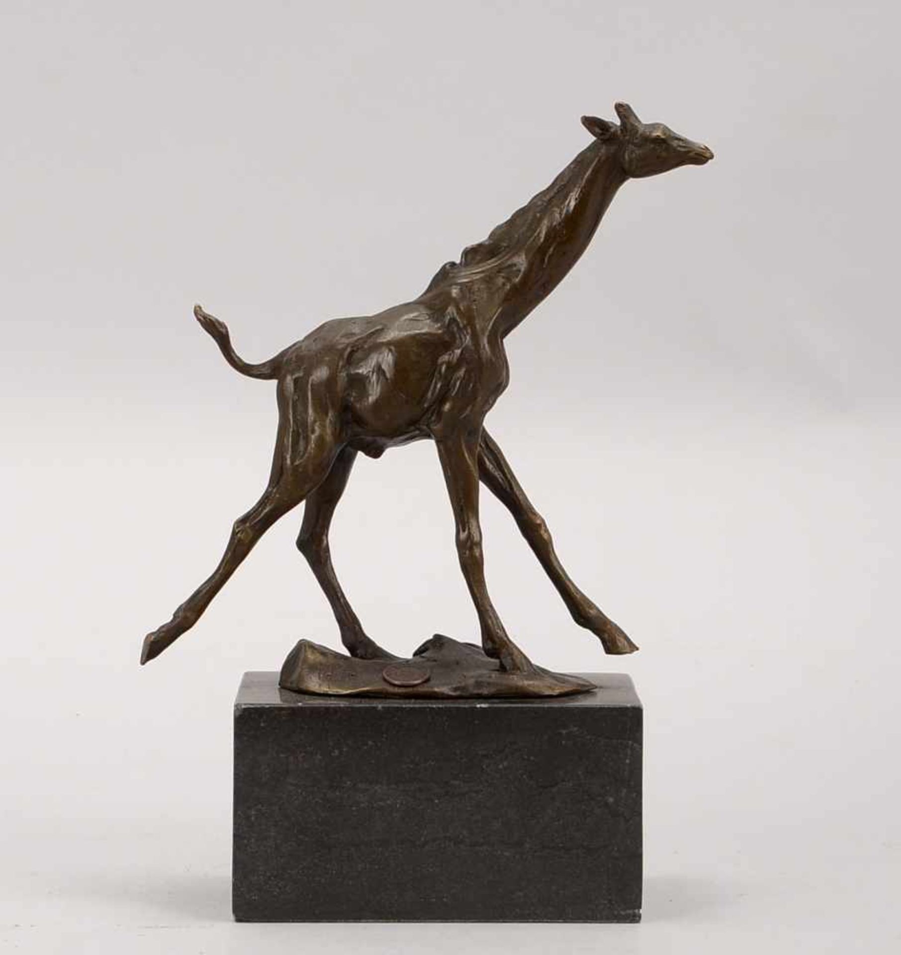 Bronzefigur, 'Giraffe im Lauf', Figur auf rechteckiger Marmorplinthe; Höhe 26 cm