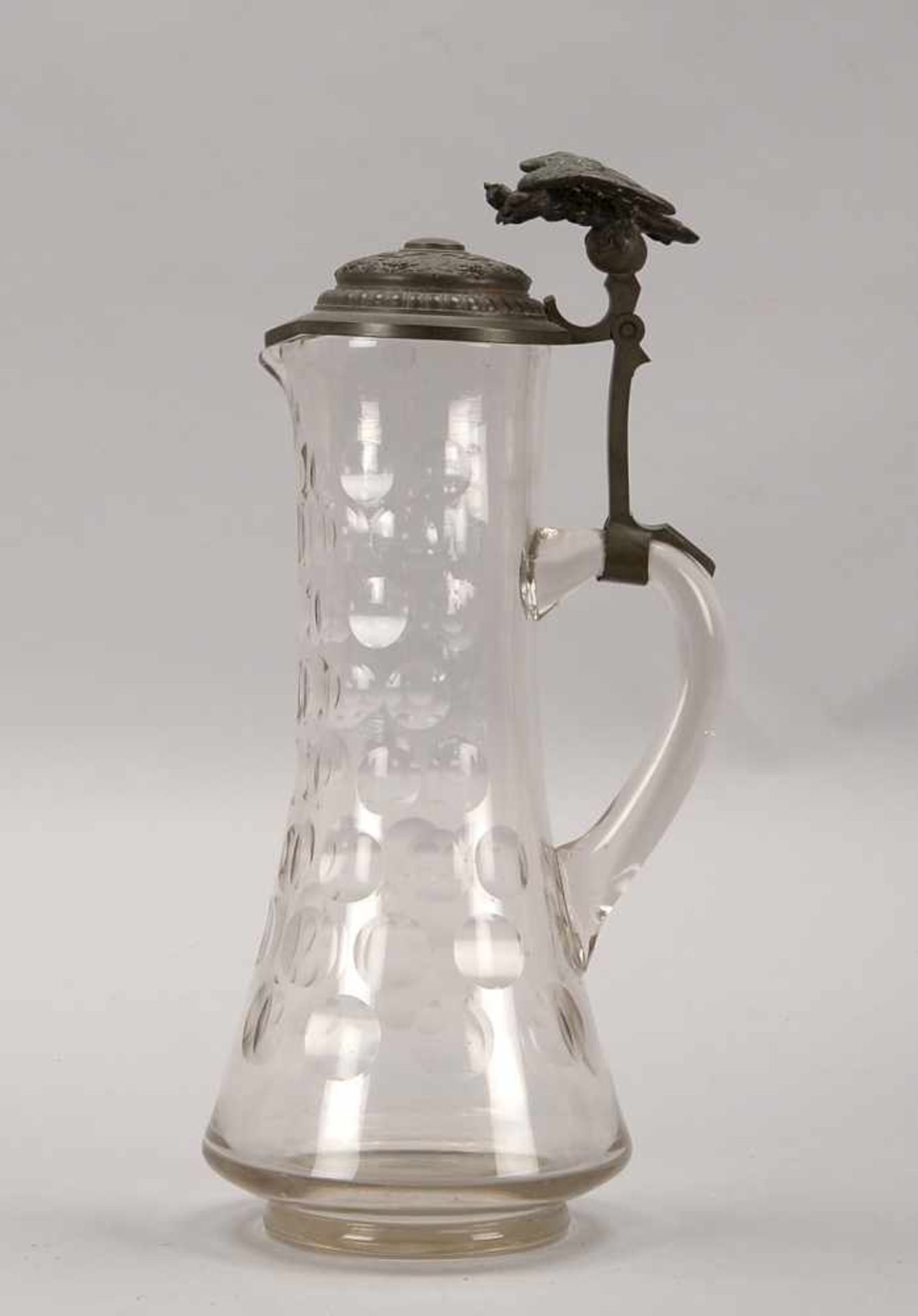 Wasserkrug, um 1900, Glas, mit figürlichem Zinn-Deckel (Darstellung eines bekrönten Adlers); Höhe 38