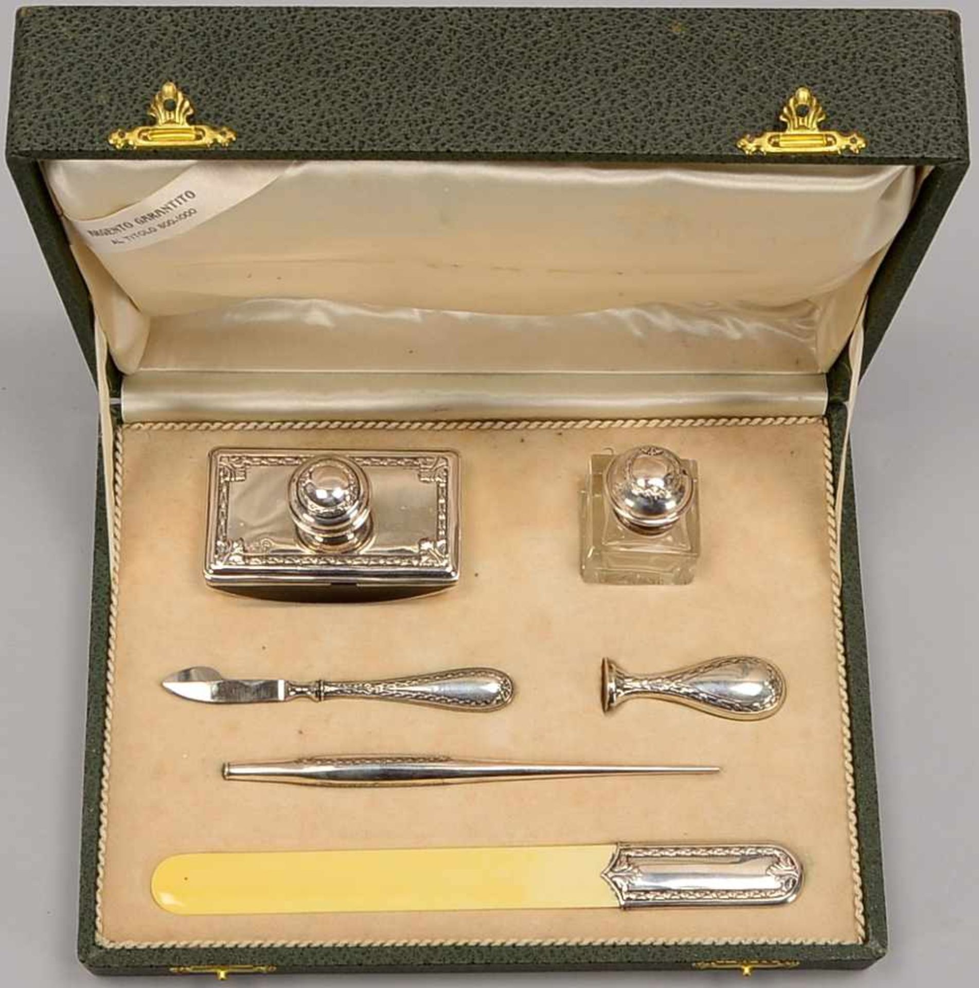 Schreibset, Italien, 800 Silber, umfassend: Löcherer, Tintenfass, Federmesser und Federhalter, - Bild 2 aus 2