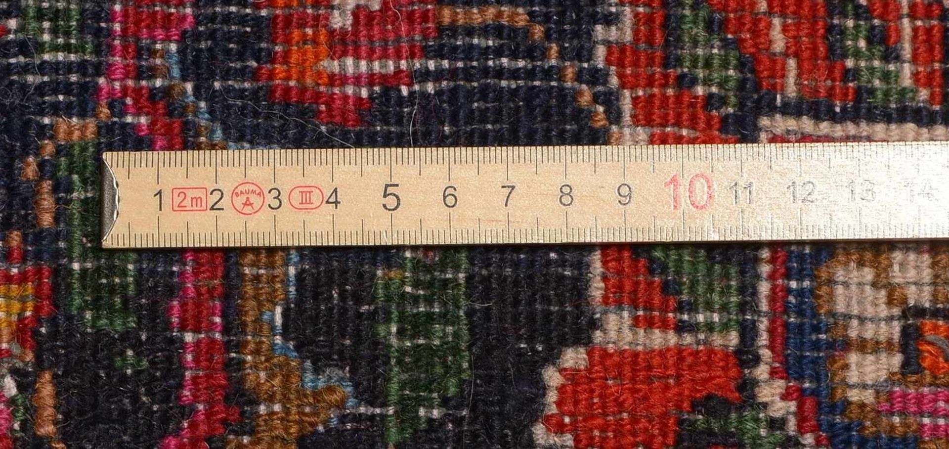 Meshed-Orientteppich, ringsum komplett, signiert, hoher gleichmäßiger Flor; Maße 373 x 248 cm - Bild 2 aus 2