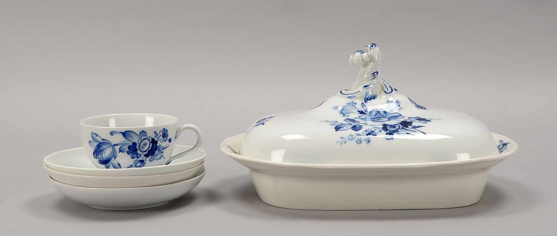 Meissen, 2 Porzellan-Teile, I. Wahl, Dekor 'Blaue Blumenbouquets mit Insektendarstellungen' in