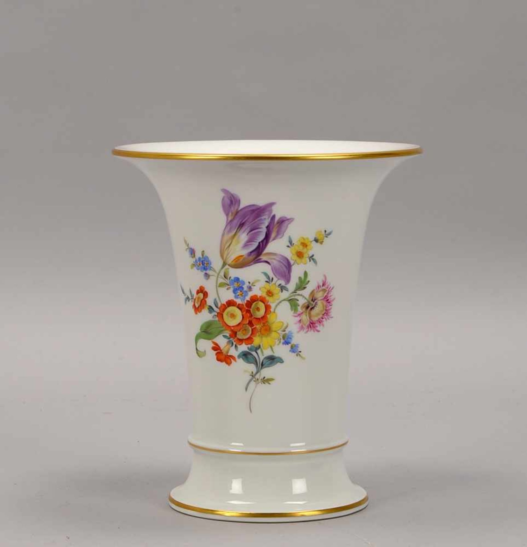 Meissen, Porzellan-Trichtervase, I. Wahl, handbemalt, Dekor 'Deutsche Blume', Goldrand, mit