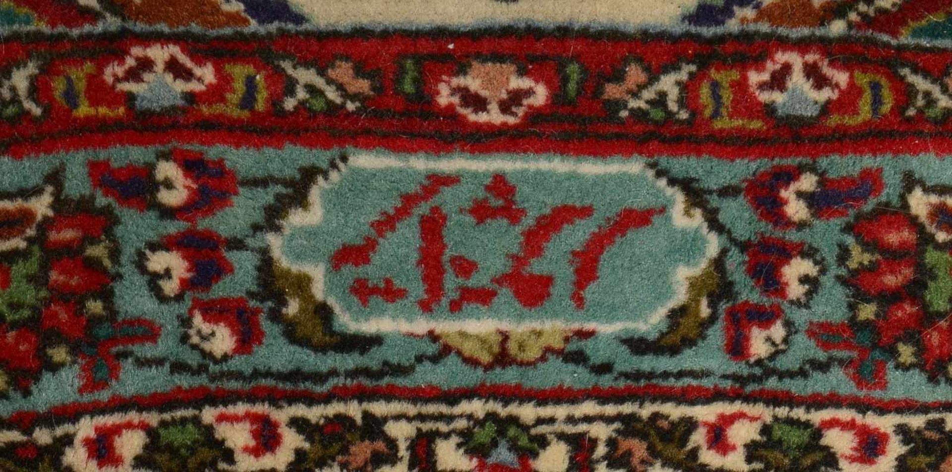 Großer Orientteppich, hellgrundiger Fond, komplett, gleichmäßiger Flor/in gutem Zustand; Maße 388 - Bild 3 aus 3