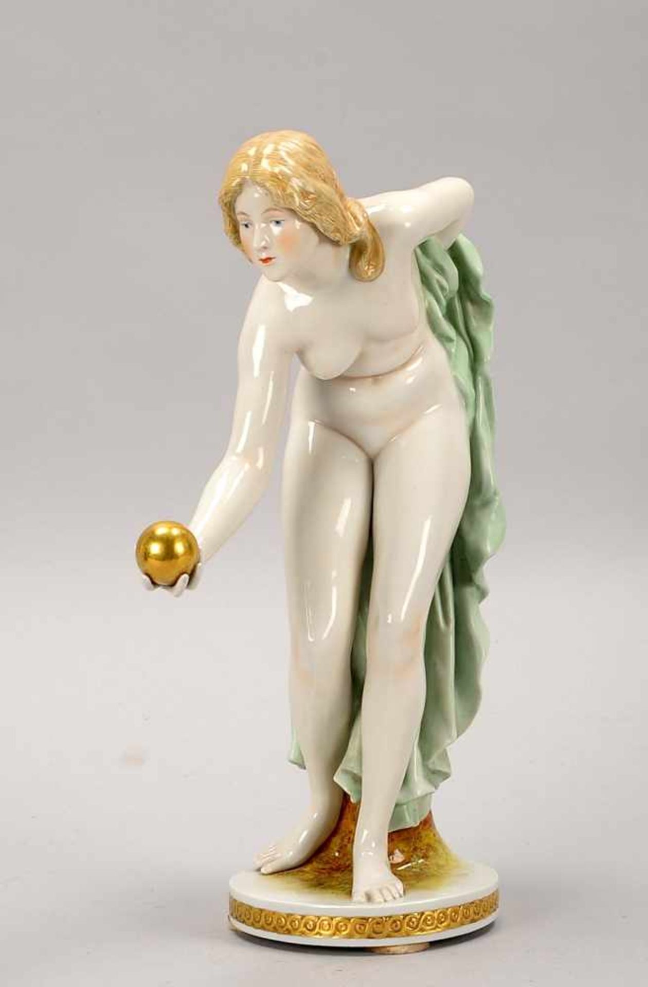 Scheibe-Alsbach, Porzellanfigur, 'Kugelspielerin'; Höhe 34 cm (1x Finger abgebrochen)
