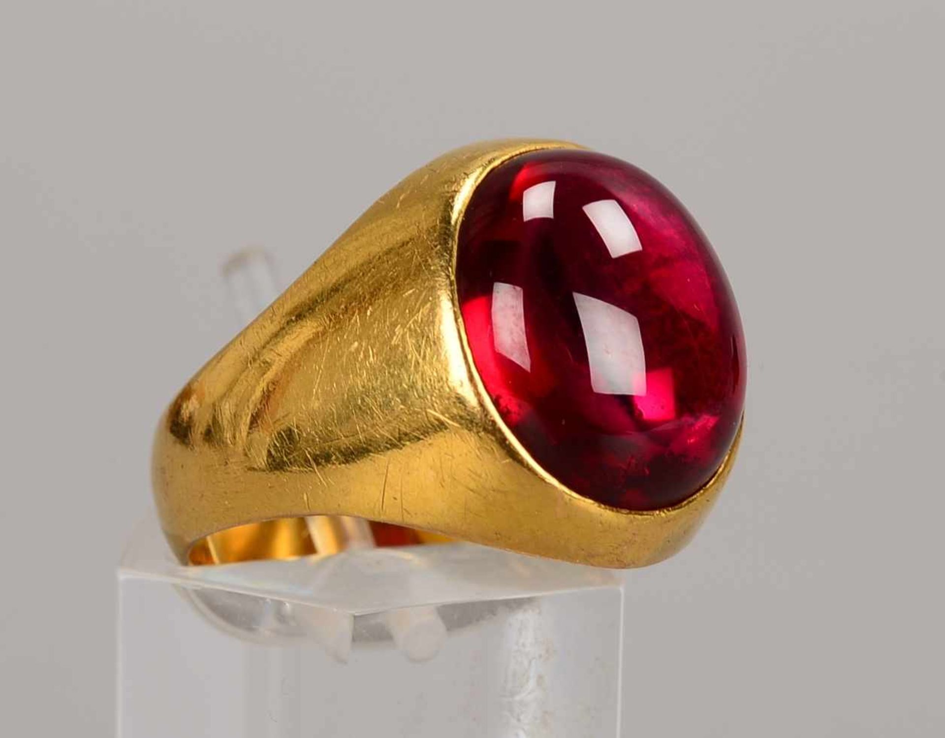 Ring, 750 GG, mit rotem synthetischem Rubin-Cabochon; RG 56, Gewicht 10,84 g