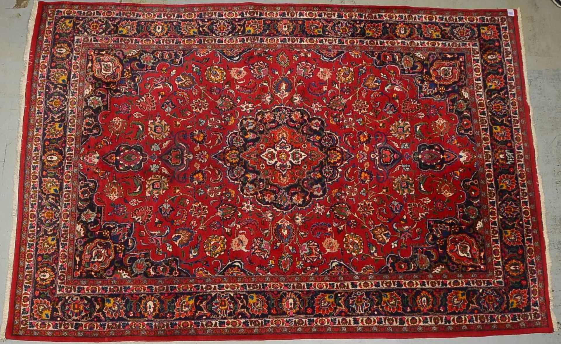 Meshed-Orientteppich, ringsum komplett, signiert, hoher gleichmäßiger Flor; Maße 373 x 248 cm