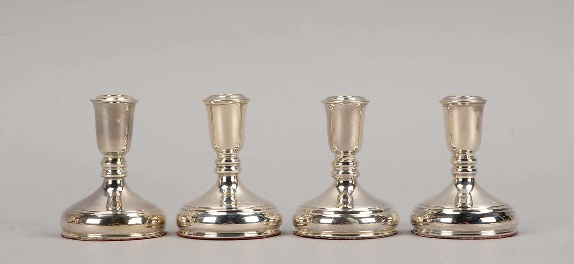 Satz kleiner Kerzenleuchter, 4 Stück, 925 Sterling-Silber (gefüllt), Boden mit Filz überzogen;