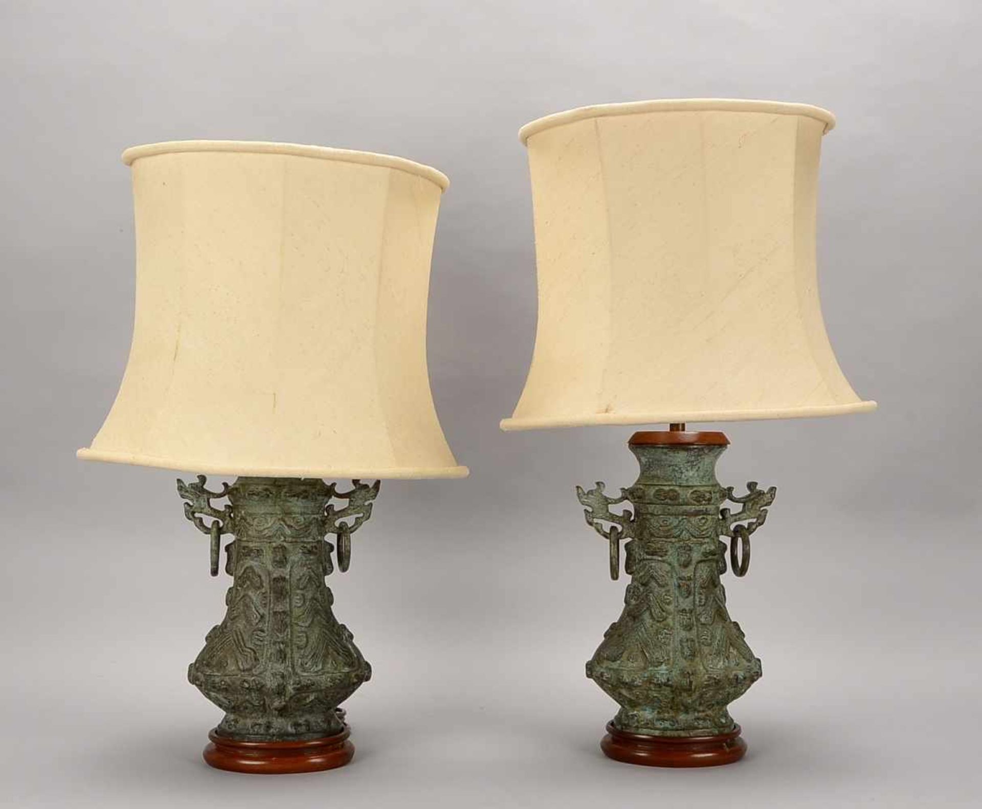 Paar Tischlampen, China, je 2-flammig/mit 2x Stoff-Schirmen, Bronze-Korpus/grün patiniert, stark