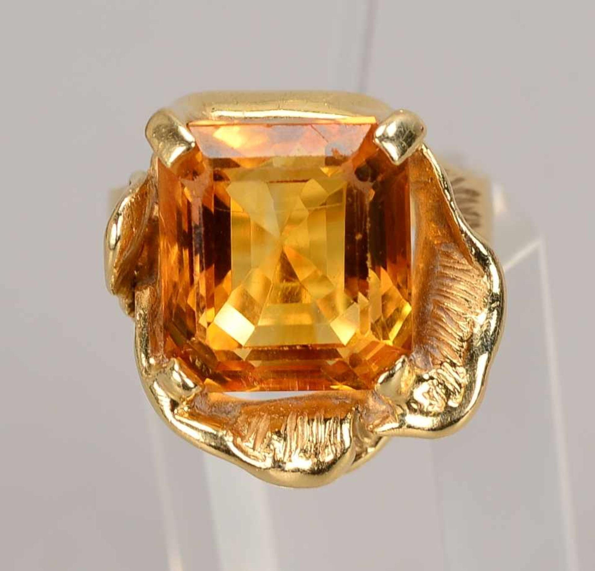 Ring, 585 GG (geprüft), mit gefasstem Goldtopas/im Carré-Schliff; RG 54, Gewicht 9,65 g - Bild 2 aus 2