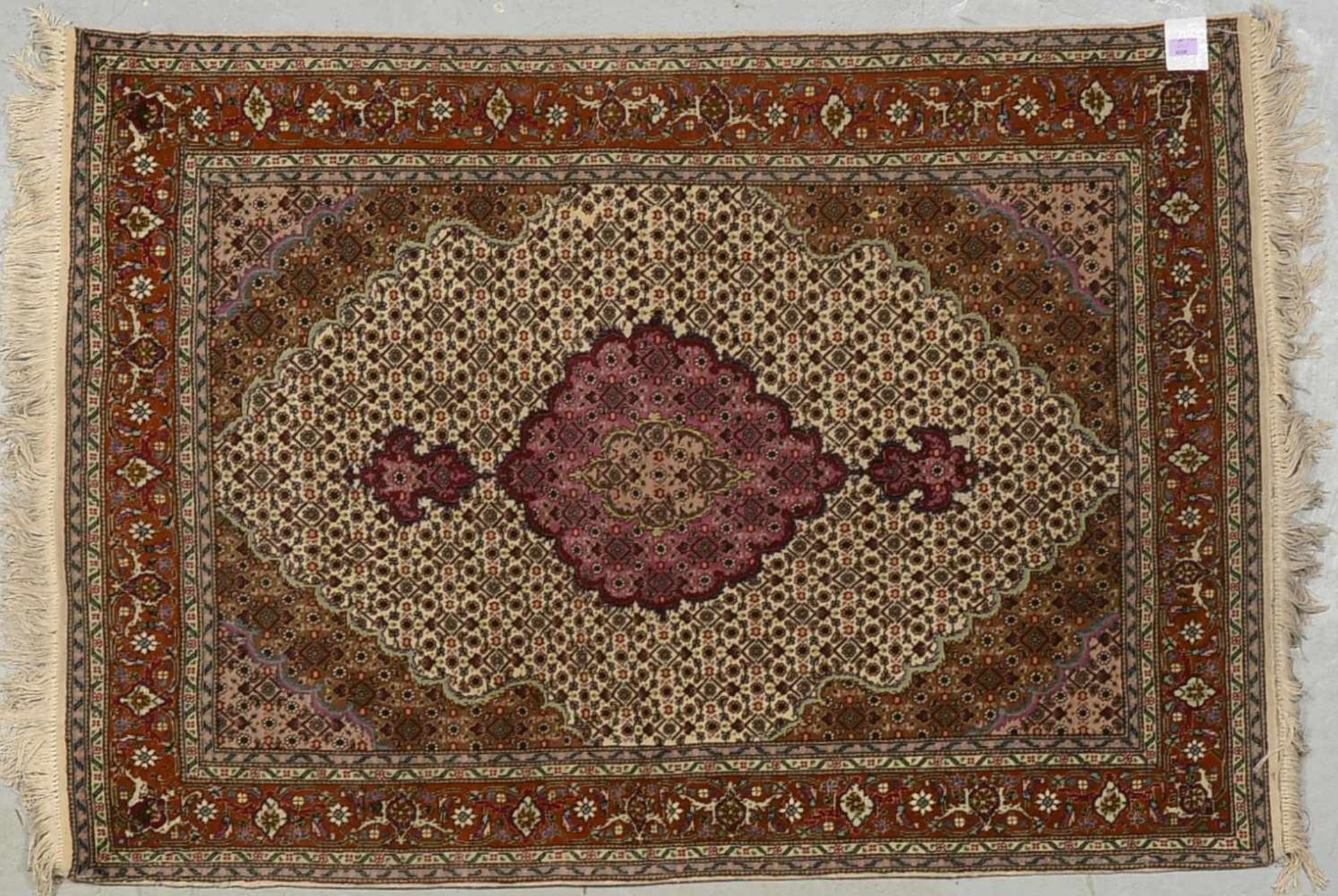 Täbriz-Orientteppich, feste Knüpfung, ringsum komplett, Flor in gutem Zustand; Maße 150 x 105 cm