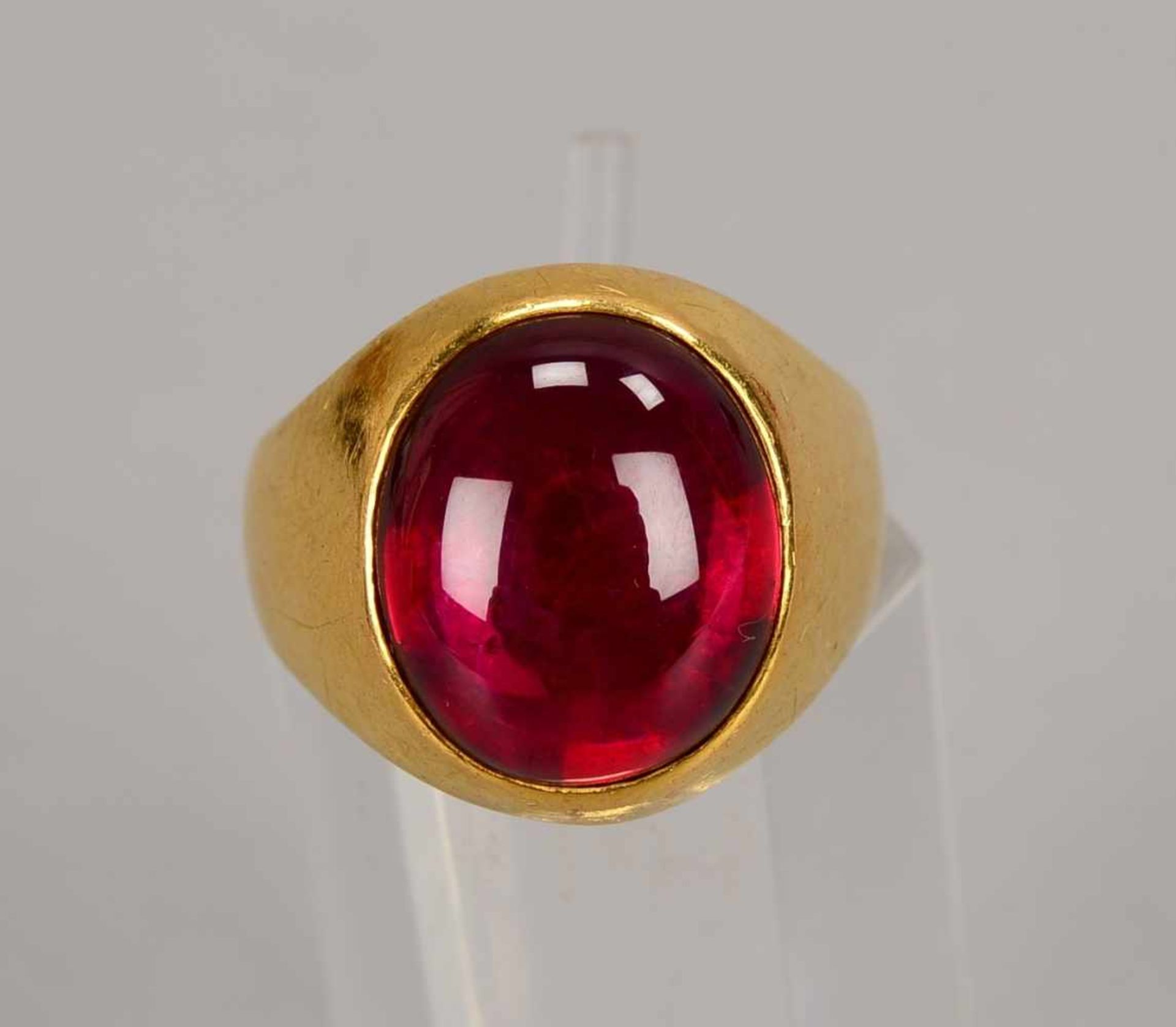 Ring, 750 GG, mit rotem synthetischem Rubin-Cabochon; RG 56, Gewicht 10,84 g - Bild 2 aus 2